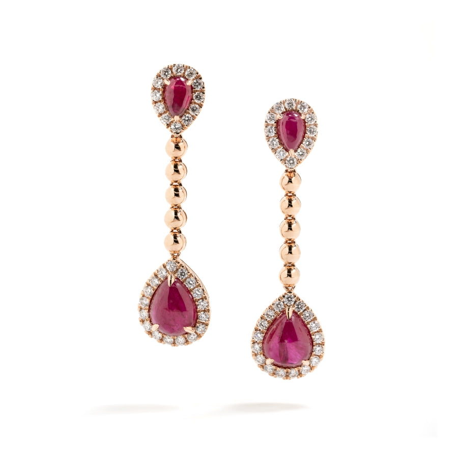 Rubin øreringe i 18 kt. rosaguld prydet med 4 cabochonslebne Pinkish-red
Grønlandske Rubiner, i alt 3,66 ct. omkranset af 58 Top Wesselton/VVS-VS
brillanter, i alt 0,50 ct.
Grønlandske Rubiner er varmebehandlede.