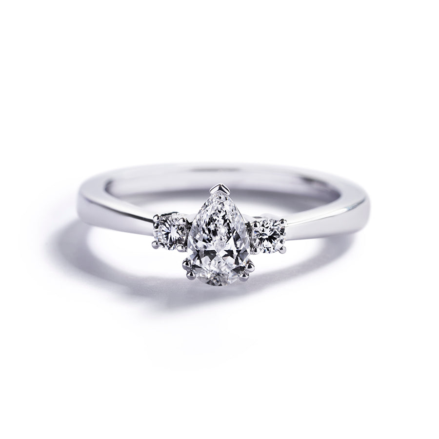 Fancy Love 3-stensring med 0,70 ct. dråbesleben diamant