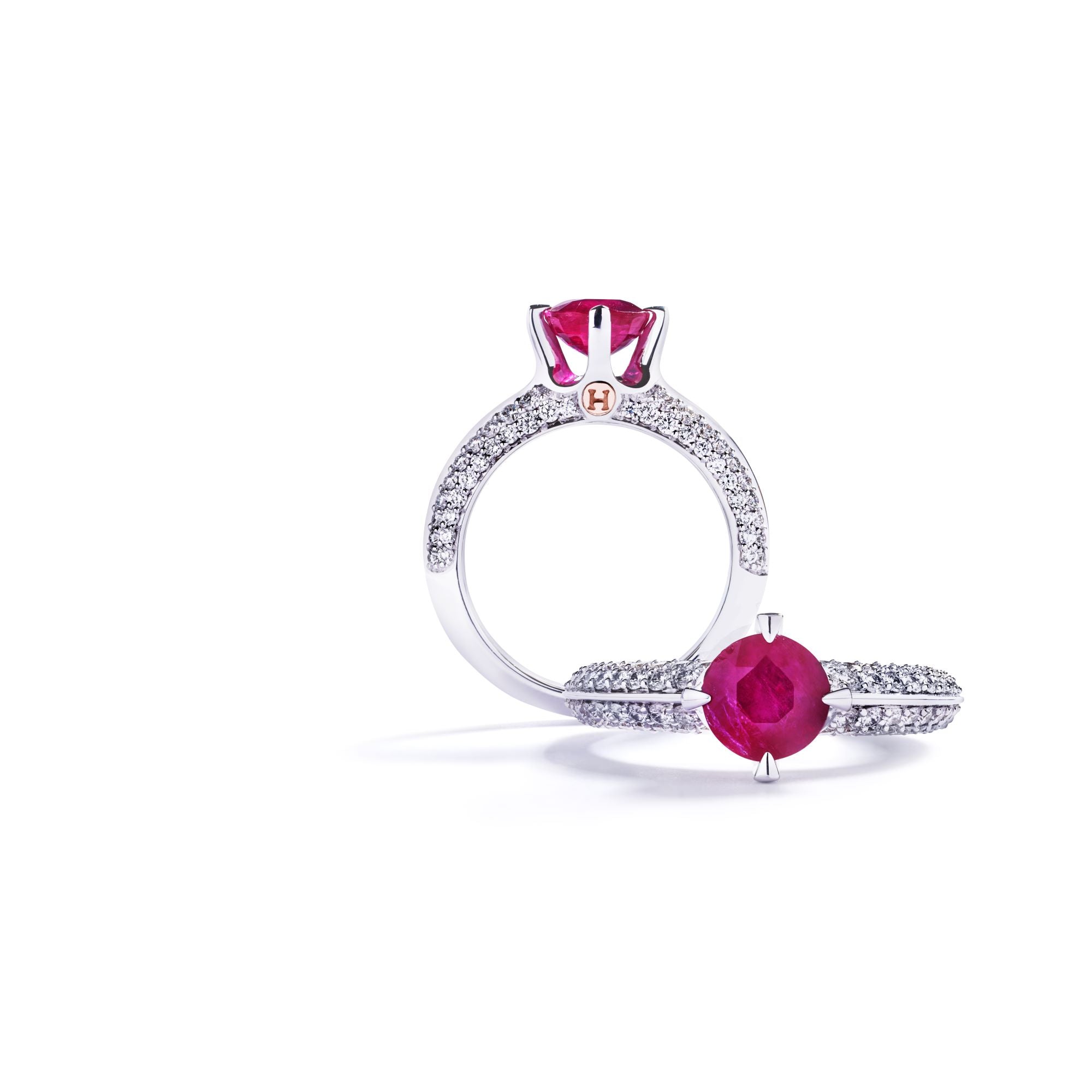 Signatur solitairering med en 1,54 ct. Grønlandsk Rubin og 84 brillanter.