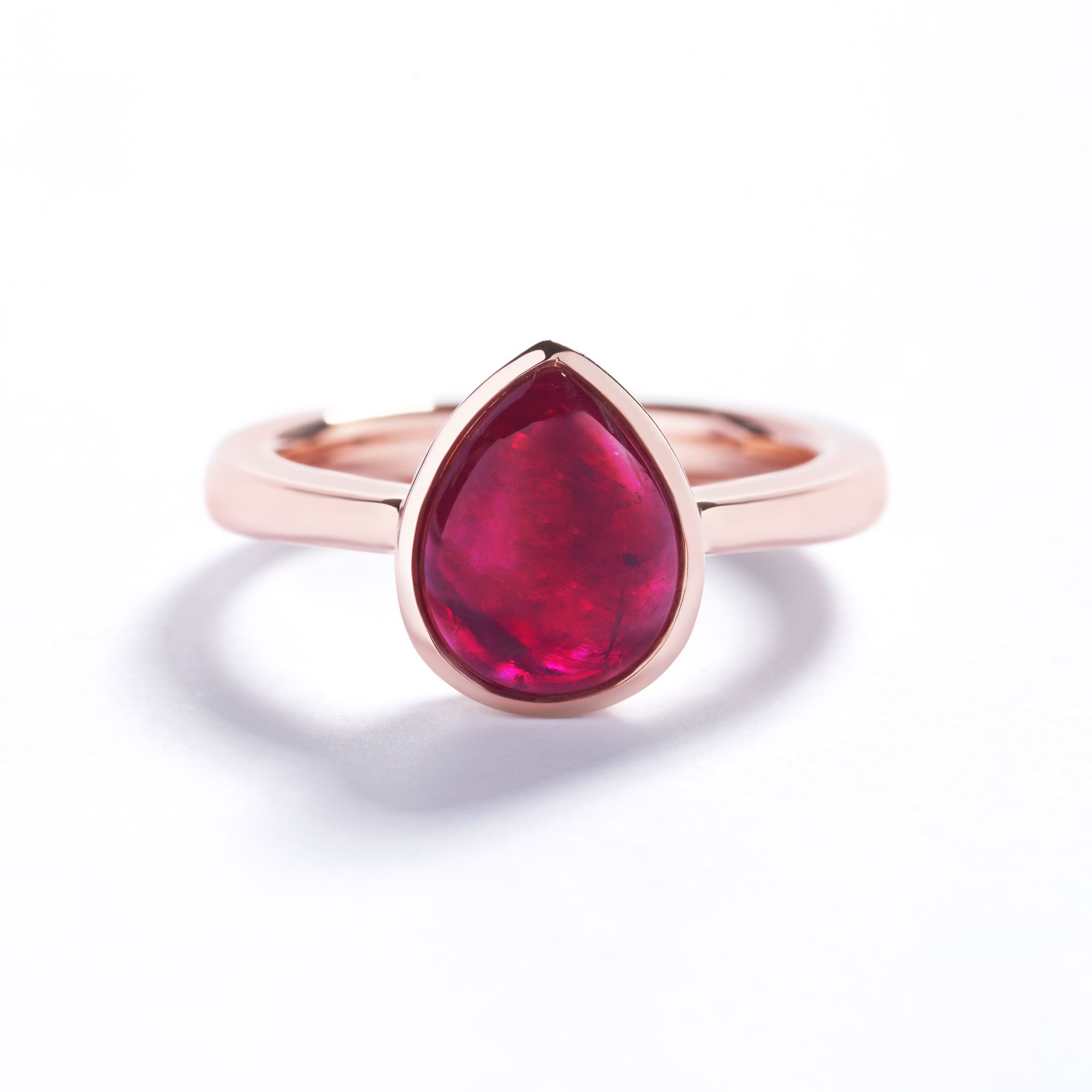 Ring i rosaguld med dråbeformet Grønlandsk rubin