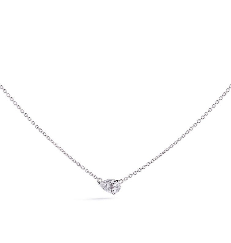 Vedhæng i 18 kt. hvidguld prydet med en 0,26 ct. dråbesleben Top Wesselon/VS diamant.  Kæden måler 42-45 cm