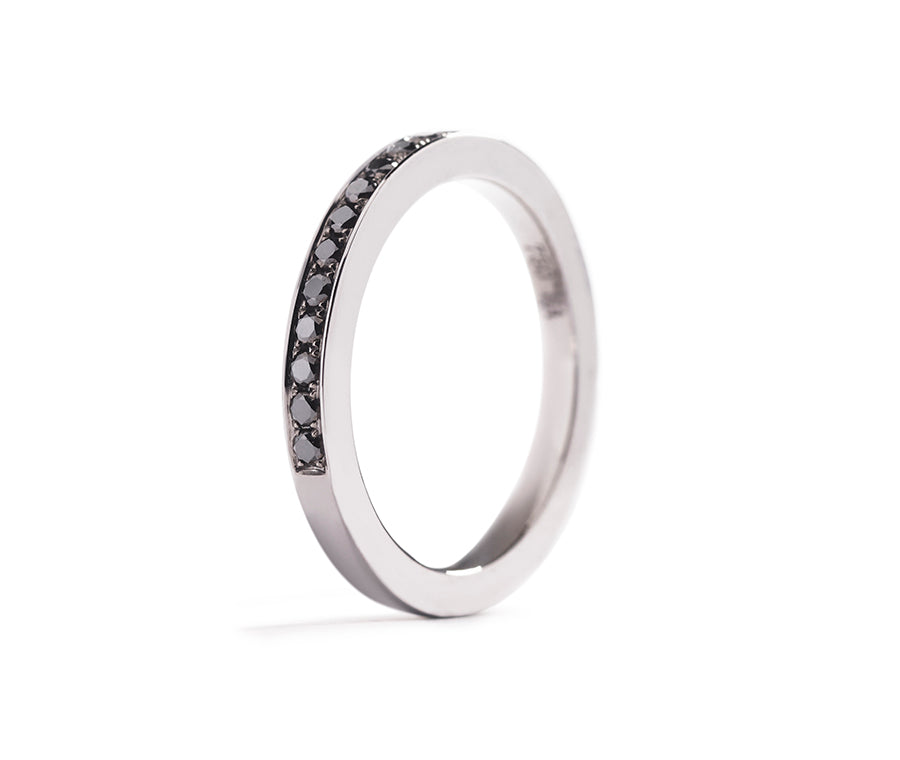 Alliancering i 18 kt. rhodineret hvidguld med sorte diamanter