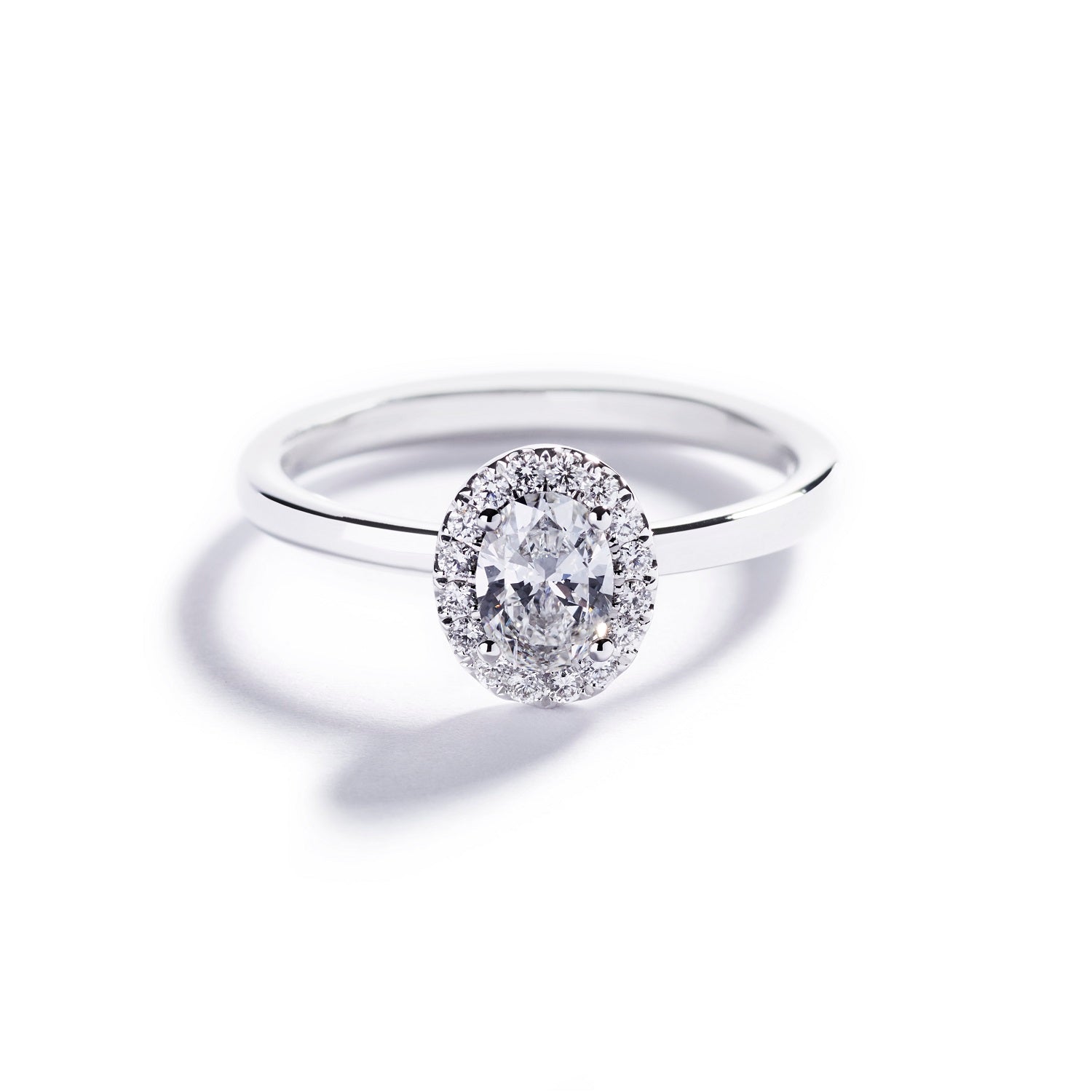 Rosetring med 0,30 ct. oval diamant og 0,10 ct. brillanter