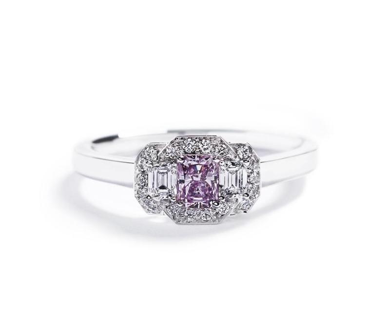 3-stens diamantring med 0,31 ct. Argyle Pink diamant