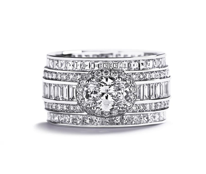 Diamantring i 18 kt. hvidguld prydet med 1,01 ct. oval brillant TW(F)/VS1 omkranset af 96 brillanter, i alt 1,17 ct. TW/VVS-VS samt 41 princess-cut, 41 carré-cut og 41 baguetteslebne diamanter, i alt 4,79 ct. TW/VVS-VS. GIA certifikat medfølger