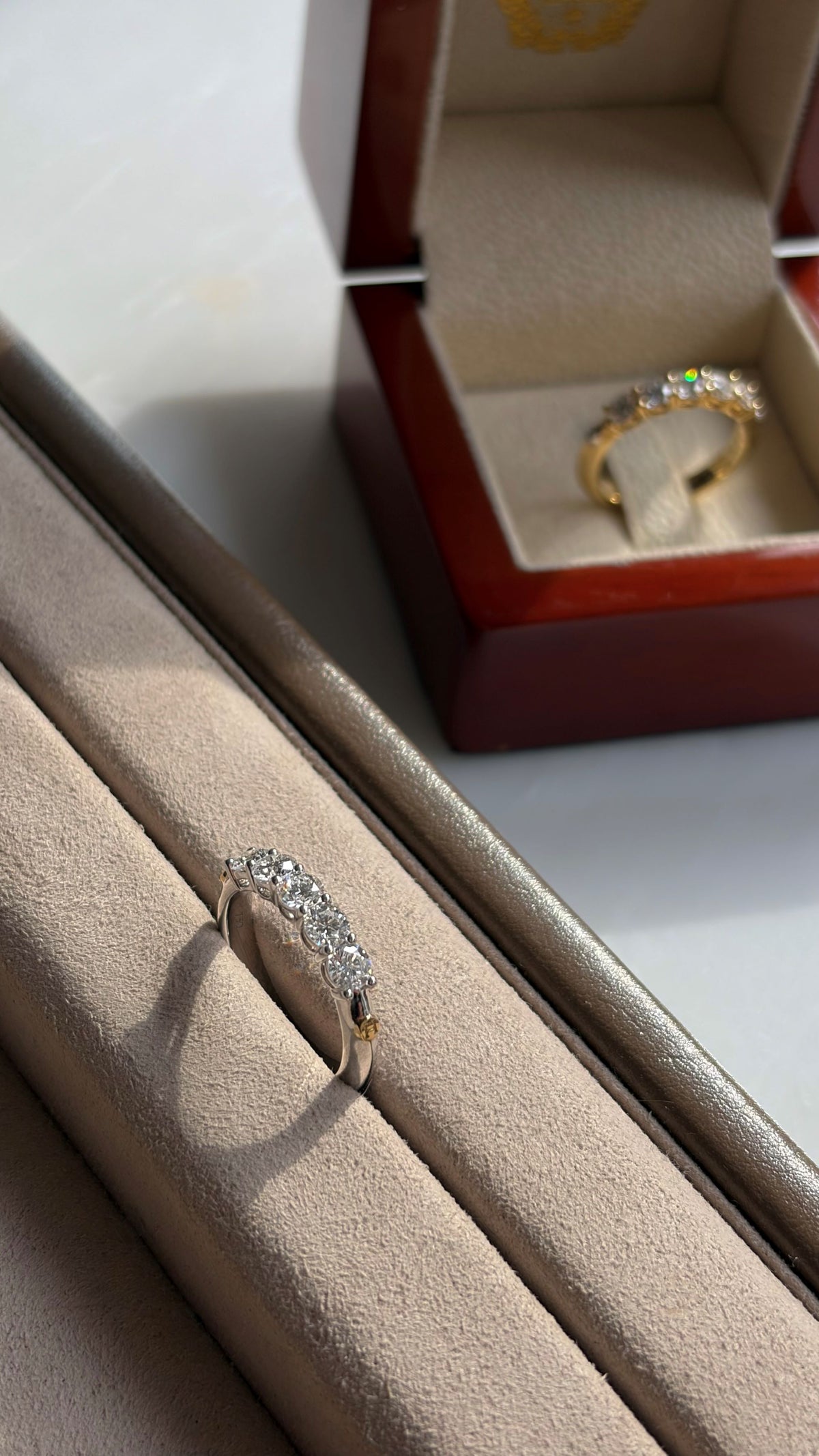 Signatur alliancering i 18 kt. hvidguld med 5 brillanter