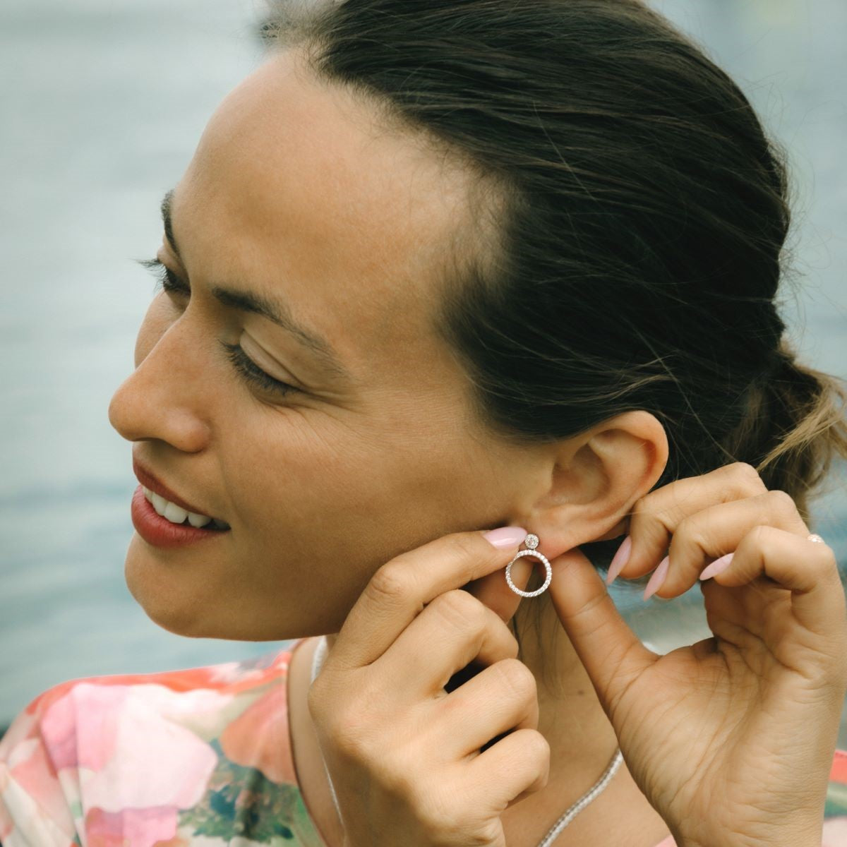 Argyle Pink diamantcreoler i 18 kt. hvidguld prydet med to 4PR pink brillanter, i alt 0,09 ct.
omkranset af 80 Top Wesselton/VVS-VS brillanter, i alt 0,57 ct.