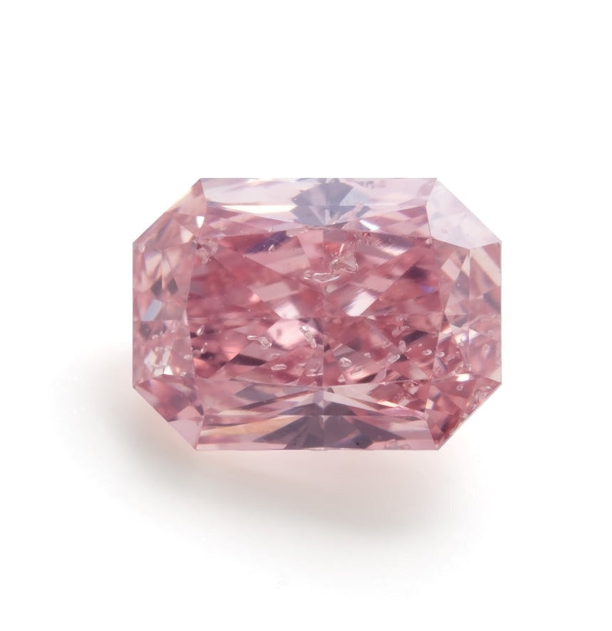 0,65 carat radiant cut Natural Fancy Vivid Pink diamant.  GIA og Argyle certifikater medfølger.