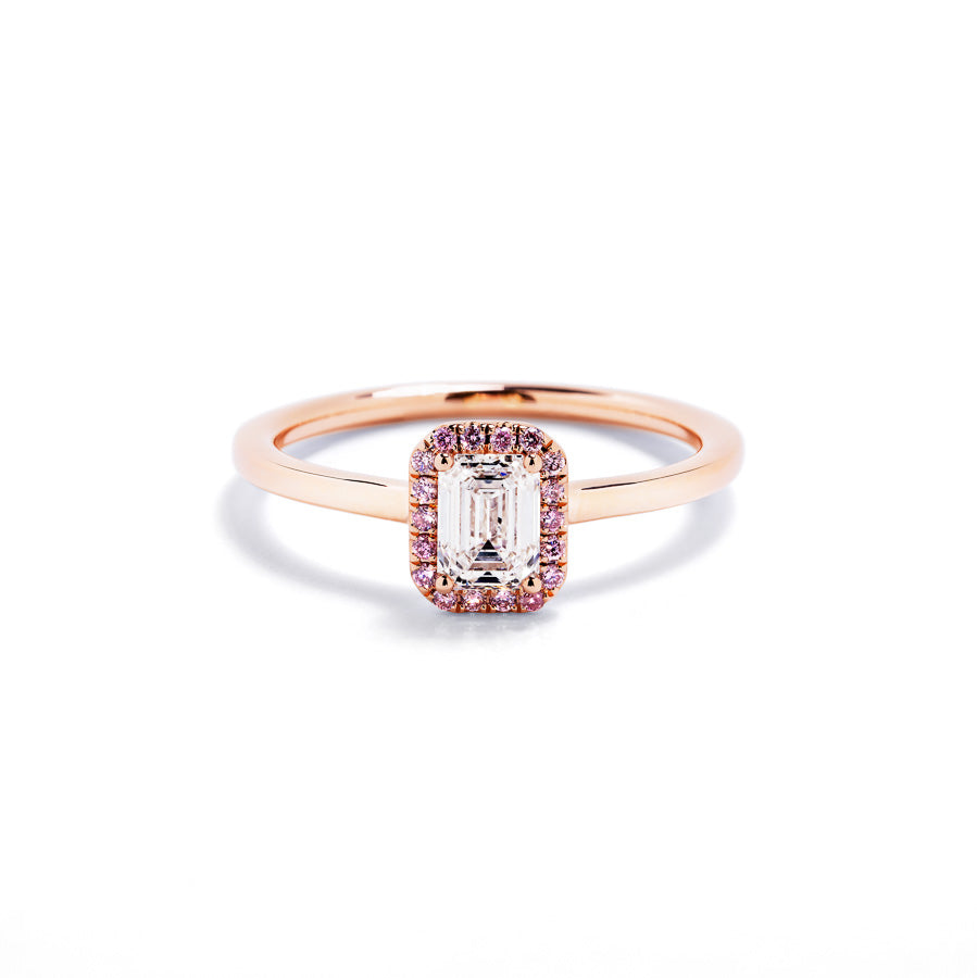 Rosetring i 18 kt. rosaguld prydet med en 0,52 ct. smaragdsleben River(E)/VS1 diamant, omkranset af 18 Natural Fancy Pink/SI-P brillanter, i alt 0,07 ct.                                                                                                                                GIA certifikat medfølger.  Findes også i 18 kt. gulguld samt i 18 kt. hvidguld.