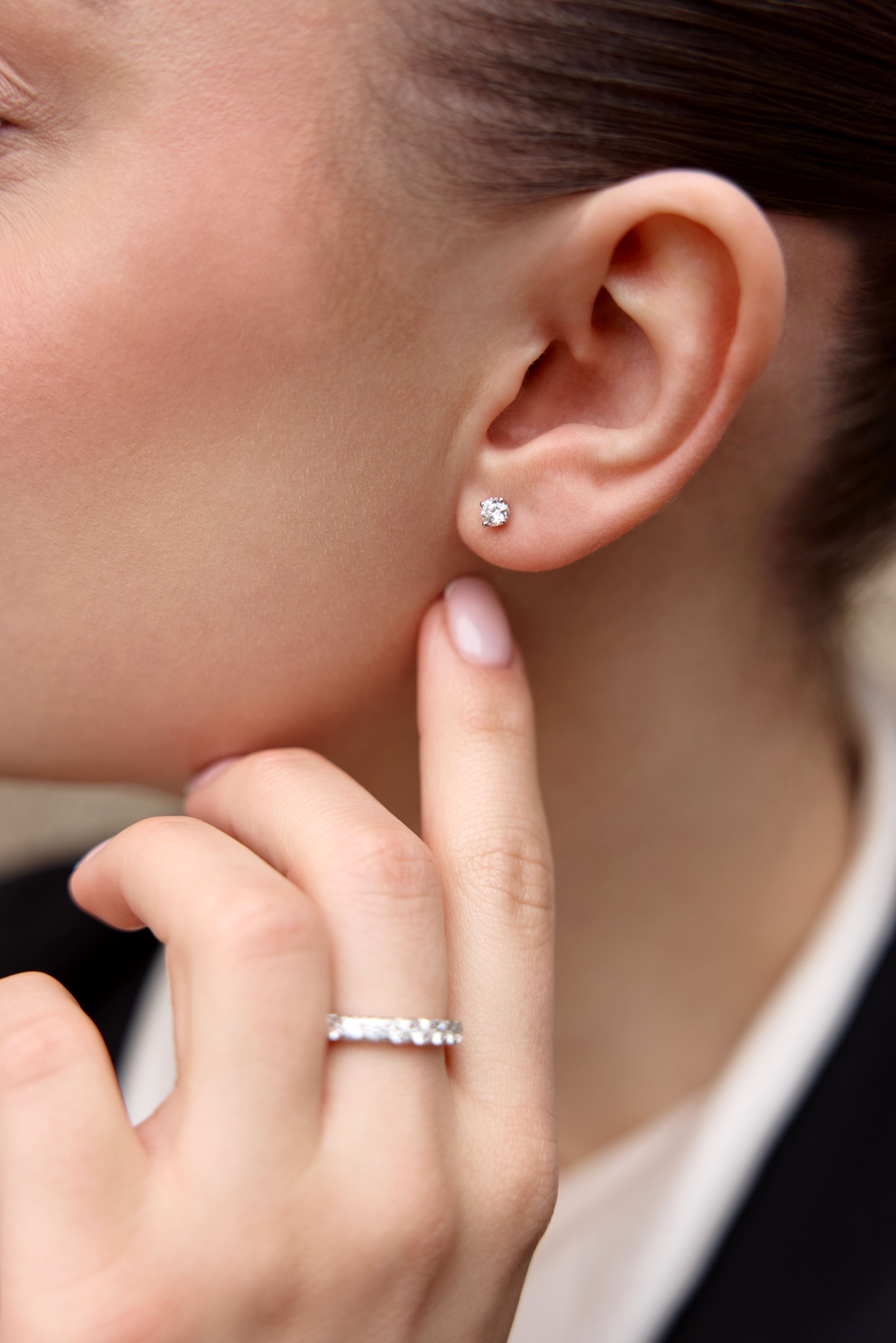 Solitaire ørestikker i 14 kt. med i alt 0,16 ct. diamanter
