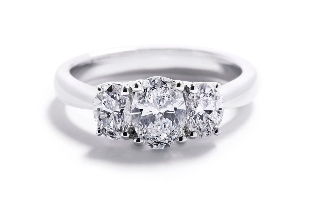 3-stensring med 0,91 ct. oval diamant og 0,81 ct. ovale sidesten