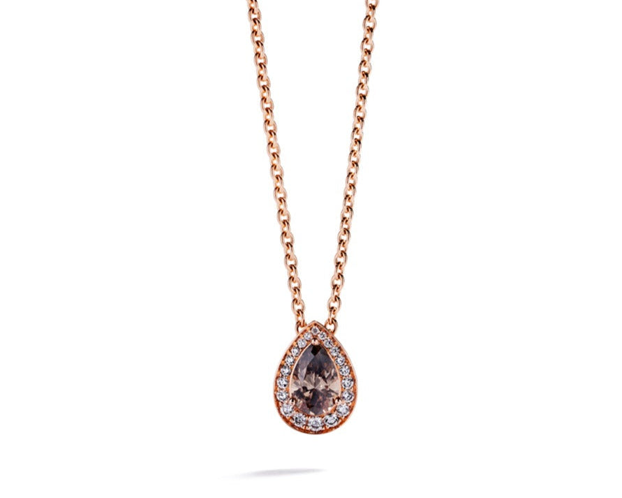 Diamantvedhæng i 18 kt. rosaguld prydet med en 1,14 ct. dråbeformet champagnefarvet C6/VS diamant omkranset af 21 Top Wesselton/VVS-VS brillanter, i alt 0,16 ct.