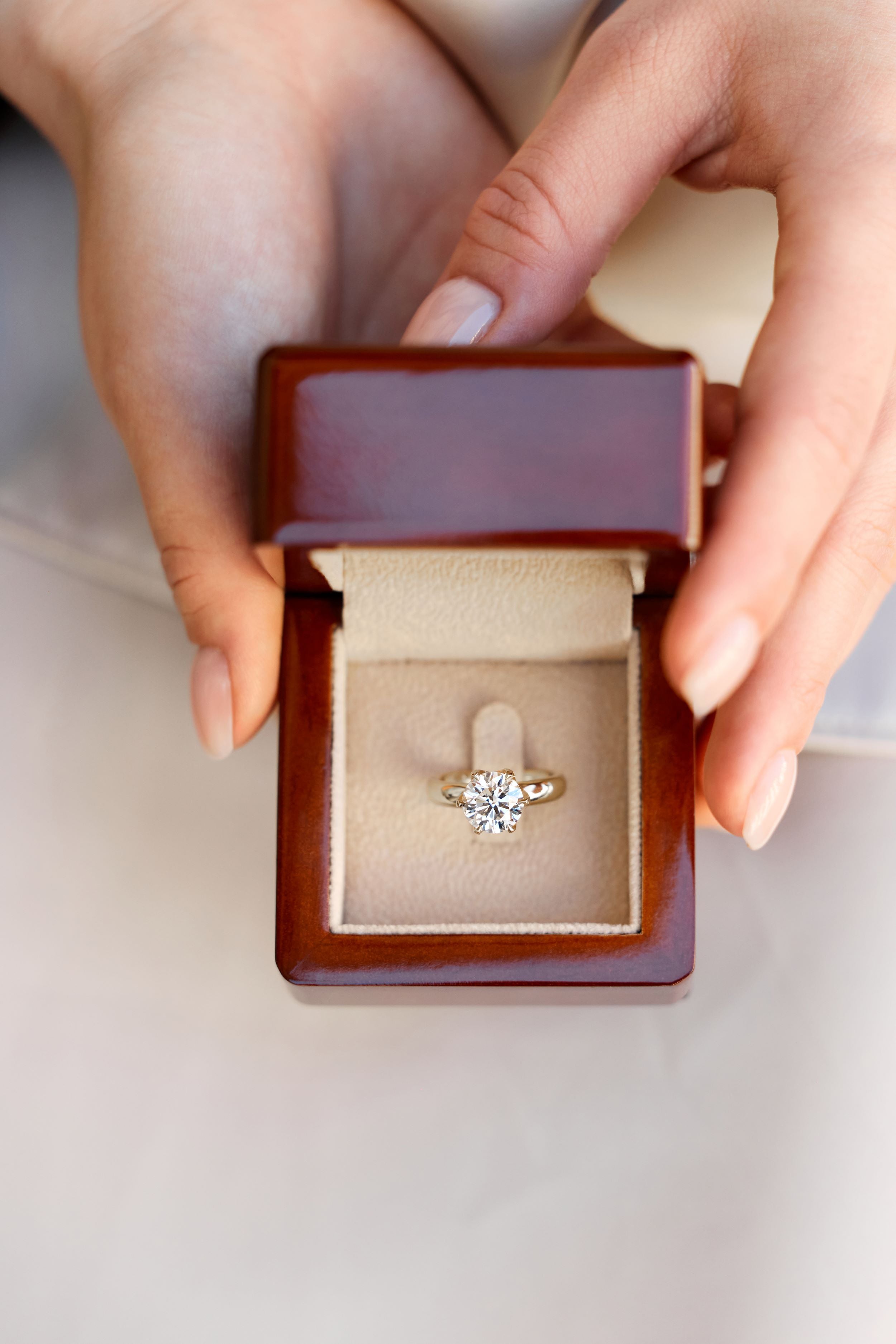 Copenhagen Star solitairering med 3,01 ct. brillant og pavé brillanter