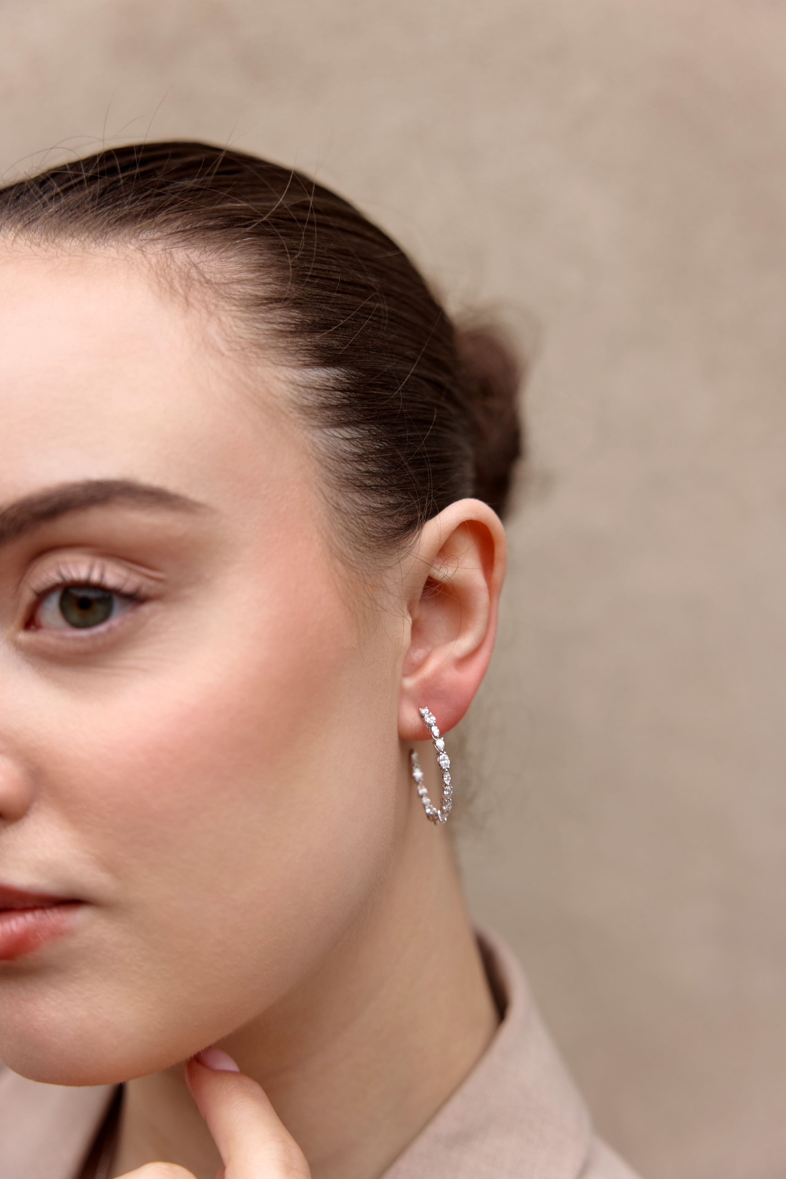 Creoler i 18 kt. hvidguld med i alt 1,09 ct. ovale diamanter
