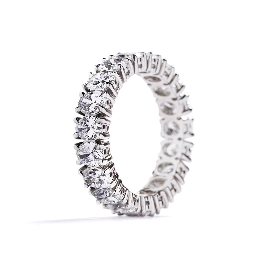 Alliancering i platin med 4,57 ct. ovale diamanter