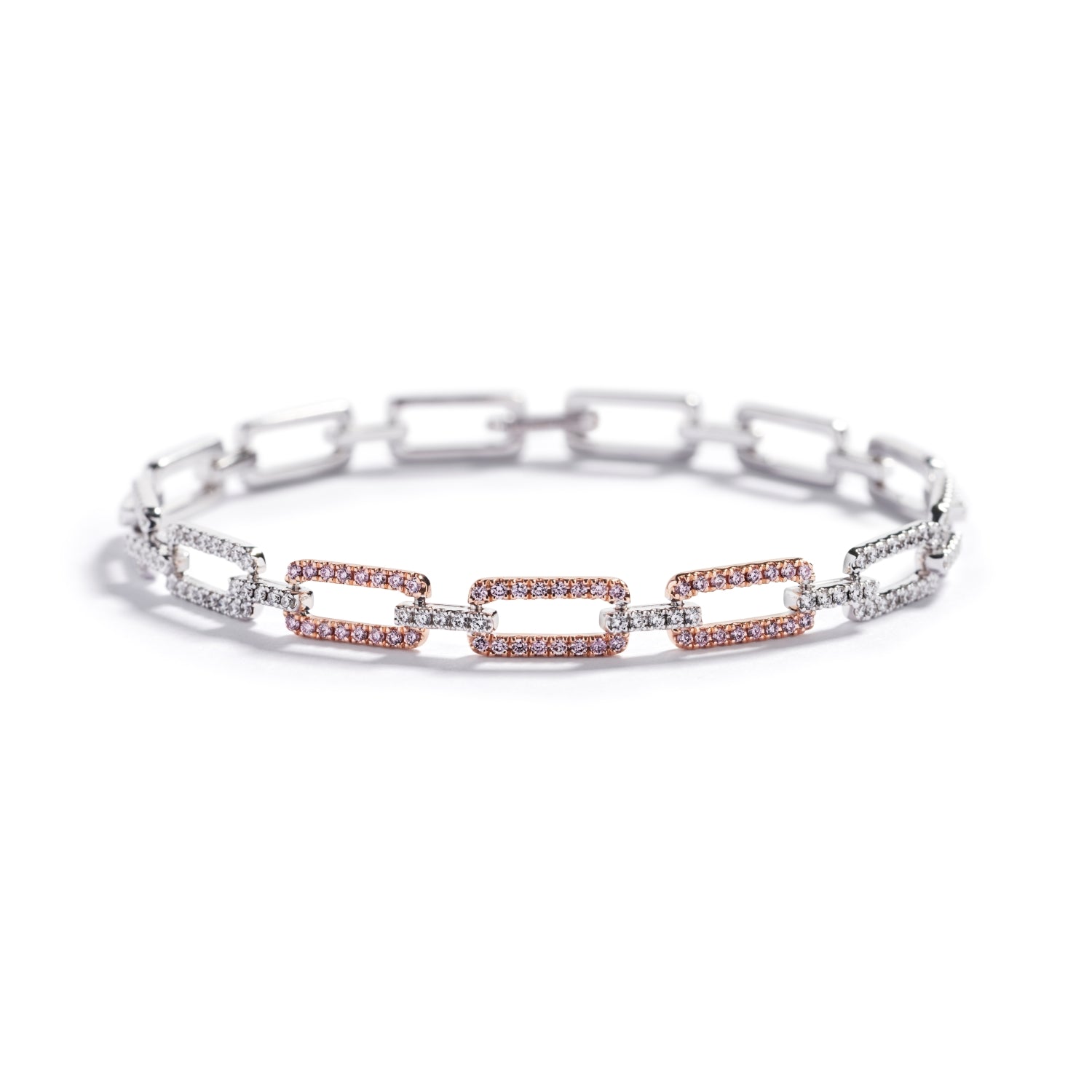 Armbånd i 18 kt. hvidguld prydet med 225 Top Wesselton/VVS-VS brillanter, i alt 1,38 ct. samt 48 Natural Fancy Intense Pink/SI-P diamanter, i alt 0,25 ct. Armbåndet måler 18 cm