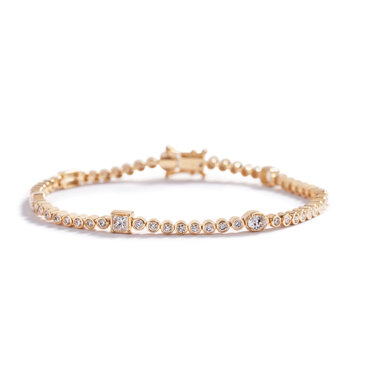 Tennisarmbånd i 18 kt. gulguld med 1,21 ct. fancy cut diamanter og 1,26 ct. brillanter