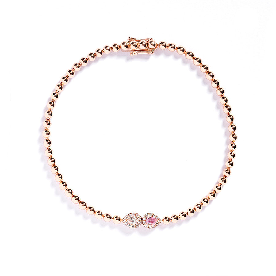 Armbånd i 18 kt. rosaguld prydet med en 0,10 ct. dråbesleben Natural Fancy Intense Pink/SI diamant samt en 0,09 ct. dråbesleben Top Wesselton/VS diamant omkranset af 22 Top Wesselton/VVS-VS brillanter, i alt 0,10 ct.  Længde: 17-18 cm.