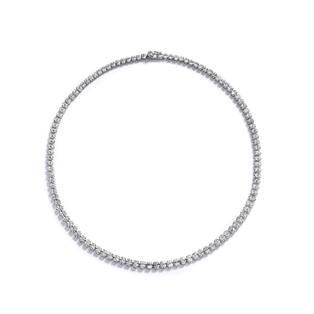 Diamantcollier i 18 kt. hvidguld prydet med 113 ovalslebne Top Wesselton/VVS-VS diamanter, i alt 10,57 ct.

Mål: 40 cm.