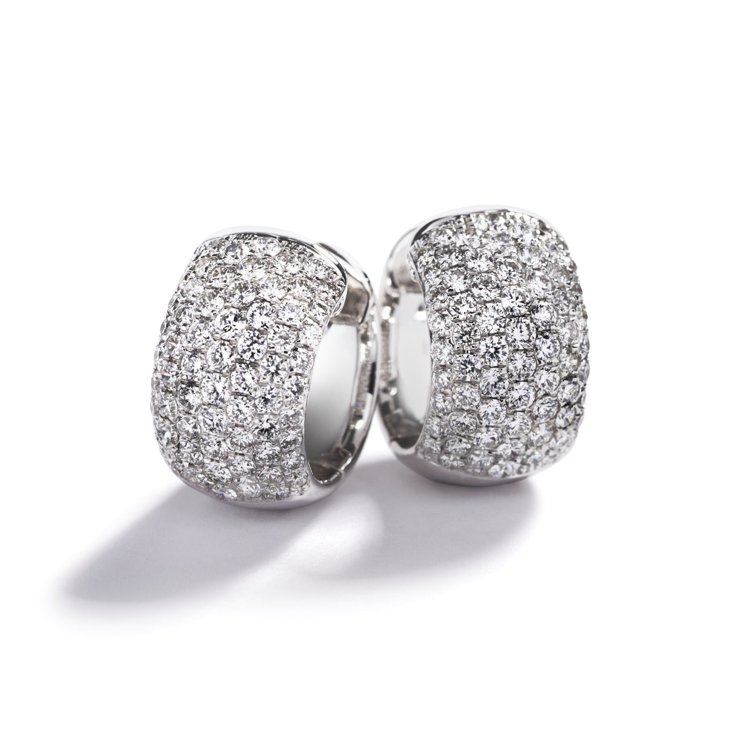 Pavé diamantcreoler i 18 kt. hvidguld prydet med 132 Top Wesselton-Wesselton/VS brillanter, i alt 1,62 ct.

Fås også i 18 kt. gulguld.