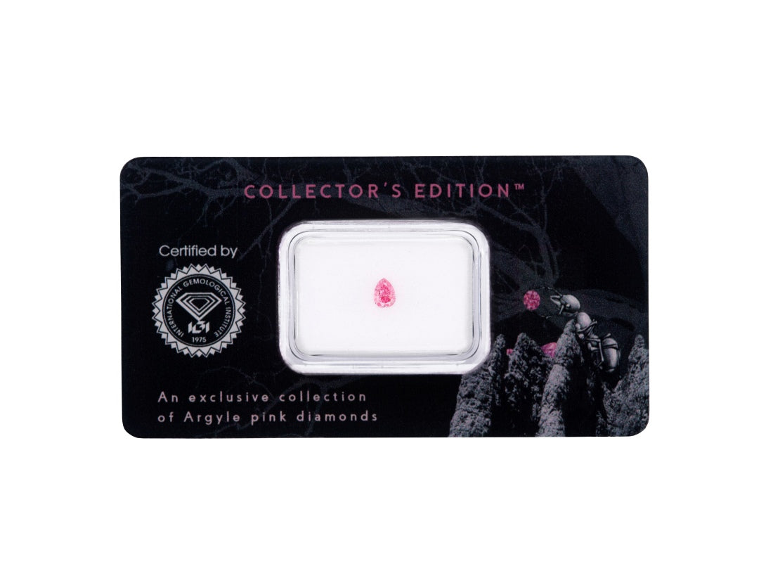 "Argyle Pink Collector's Edition" - udsøgte, håndplukkede Argyle Pink og Argyle Blå diamanter i forsegling med certifikat fra International Gemological Institute.                                                                                                                                                                                    Denne pakke indeholder 1 dråbesleben diamant; 1 stk. Natural Fancy Intense Purplish Pink/VS2 diamant, i alt 0,07 ct. 