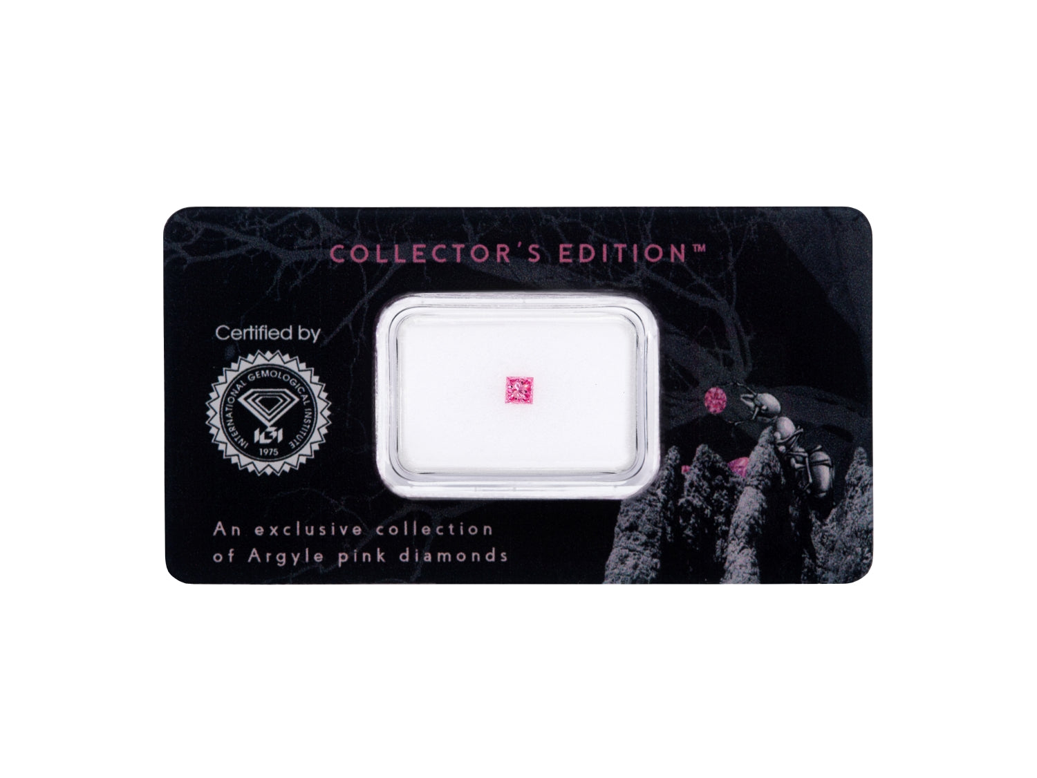 "Argyle Pink Collector's Edition" - udsøgte, håndplukkede Argyle Pink og Argyle Blå diamanter i forsegling med certifikat fra International Gemological Institute.                                                                                                                                                                                    Denne pakke indeholder 1 Princess-cut diamant; 1 stk. Natural Fancy Intense Purplish Pink/VS1 diamant, i alt 0,04 ct. 
