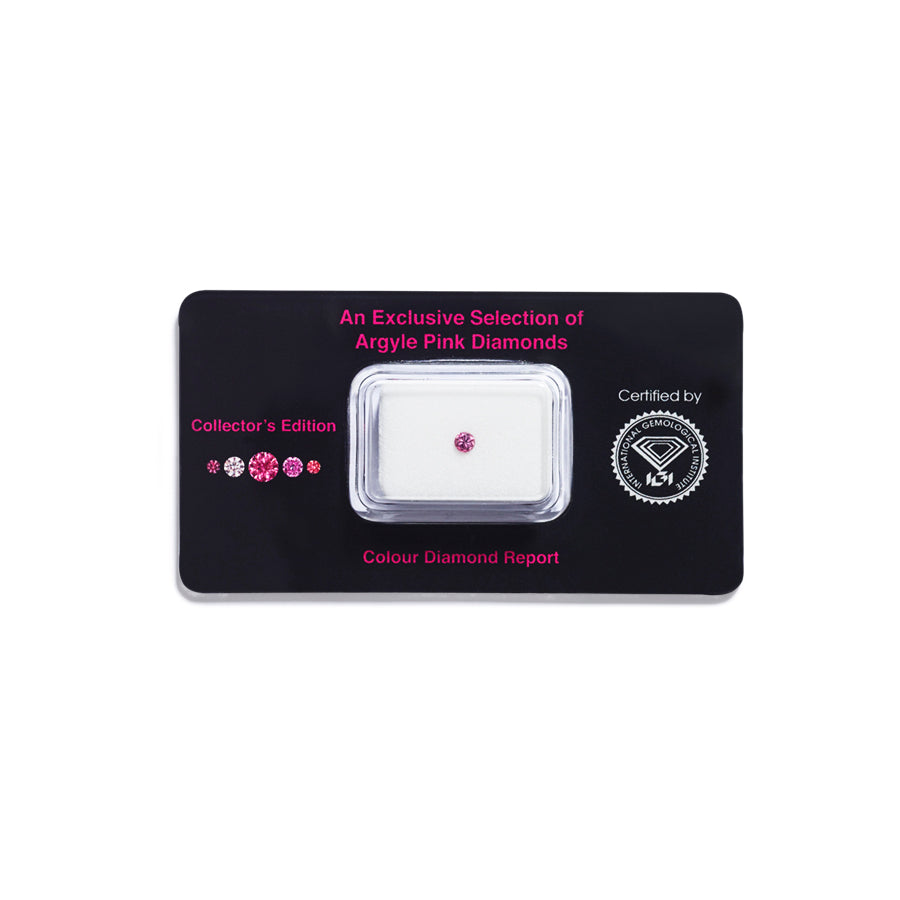 "Argyle Pink Collector's Edition" - udsøgte, håndplukkede Argyle Pink og Argyle Blå diamanter i forsegling med  certifikat fra International Gemological Institute.                                                                                                                               Denne pakke indeholder 1 brillant: 1 brillant Natural Fancy Intense Purplish Pink/VS1, 0,07 ct. 