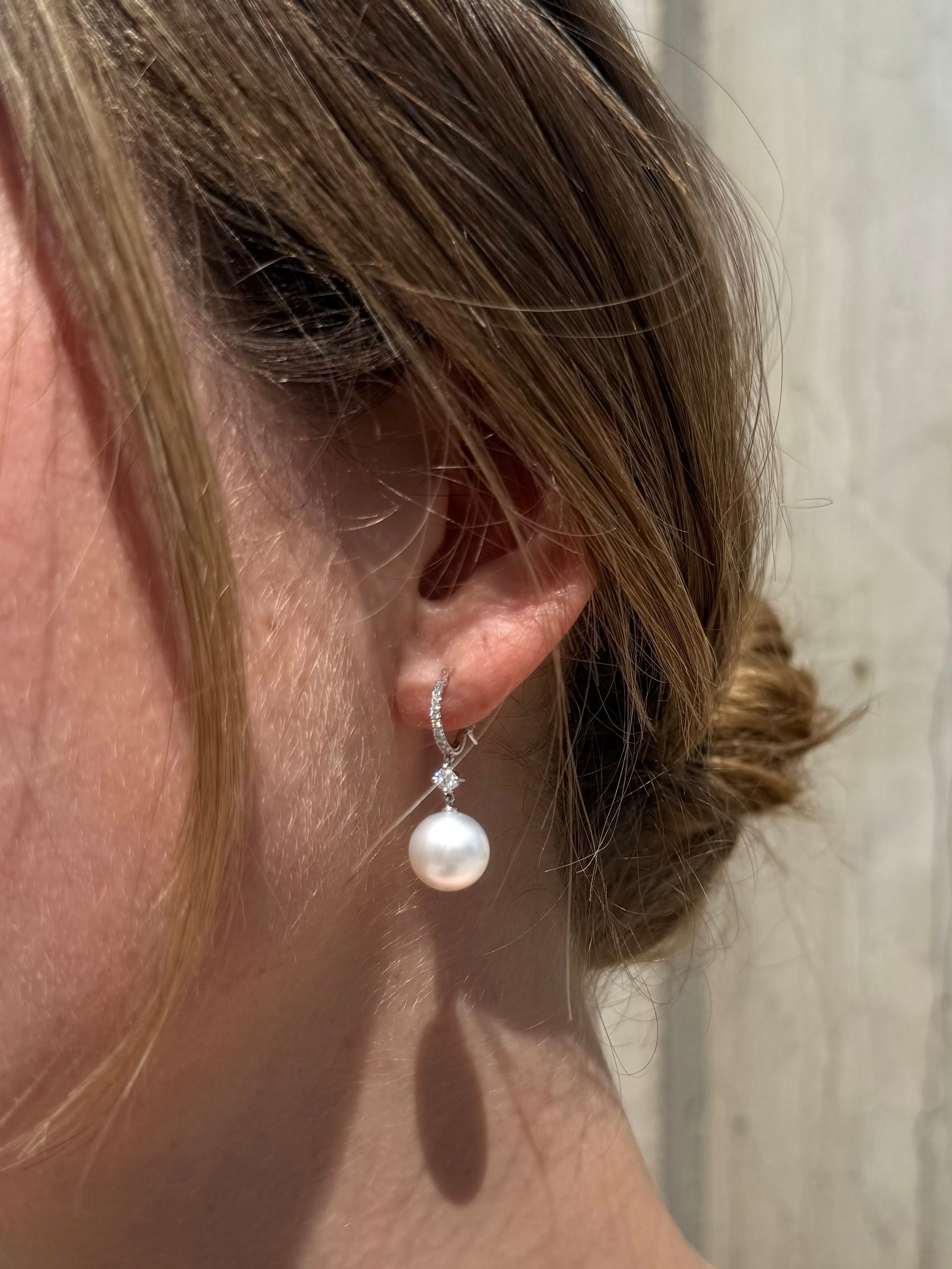 Perleøreringe med Tahiti kulturperler og i alt 0,26 ct. brillanter