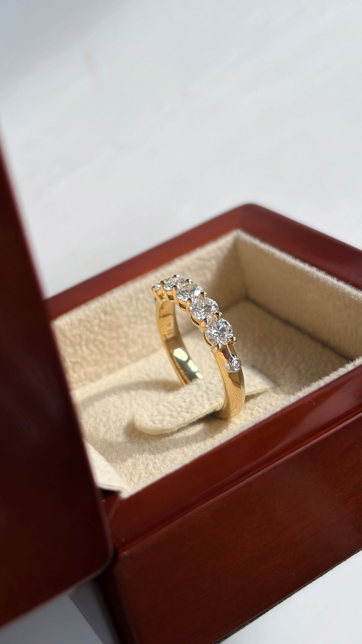 Signatur alliancering med 5 Champagne diamanter