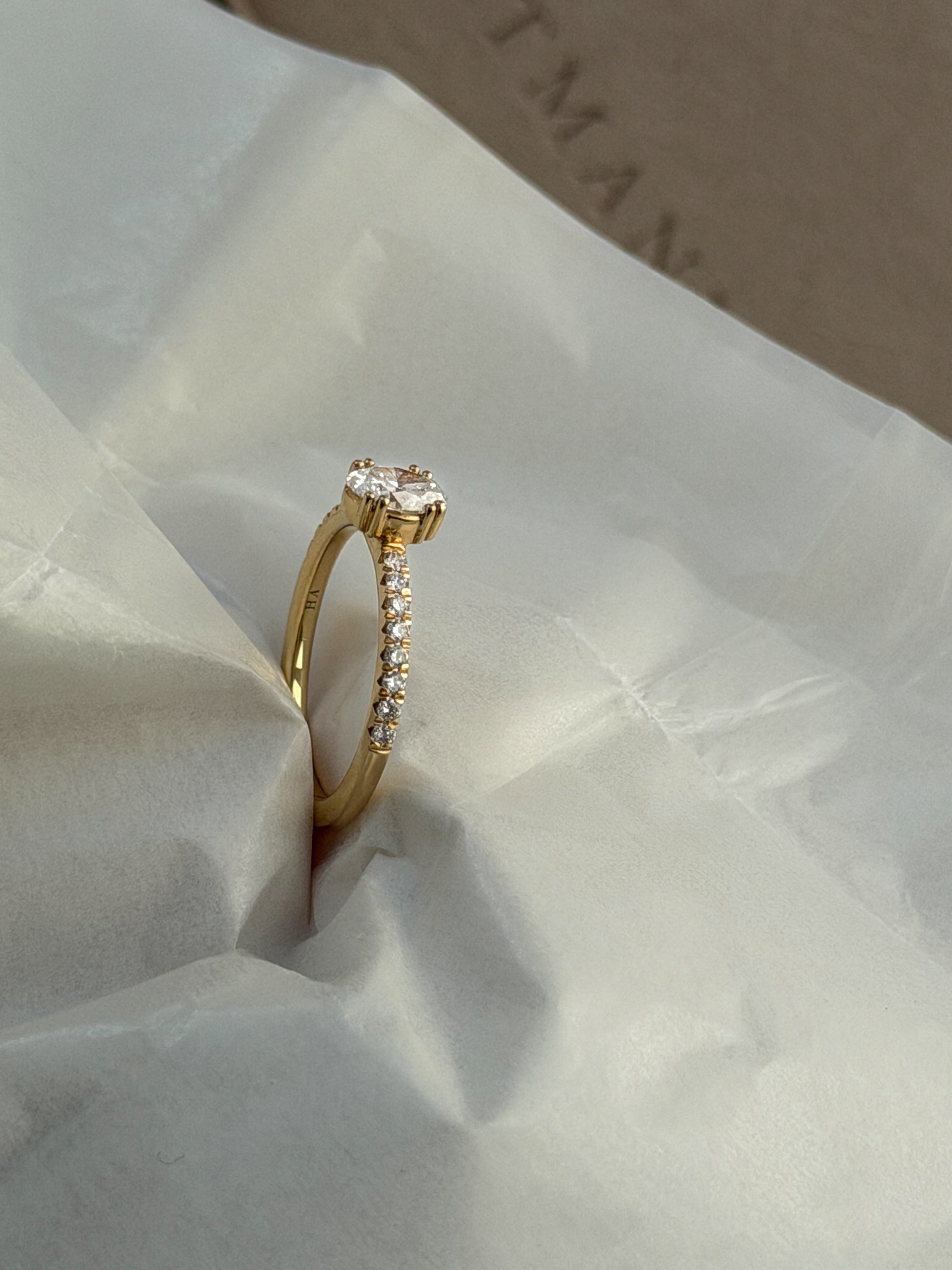Fancy Love solitairering med 0,50 ct. oval diamant