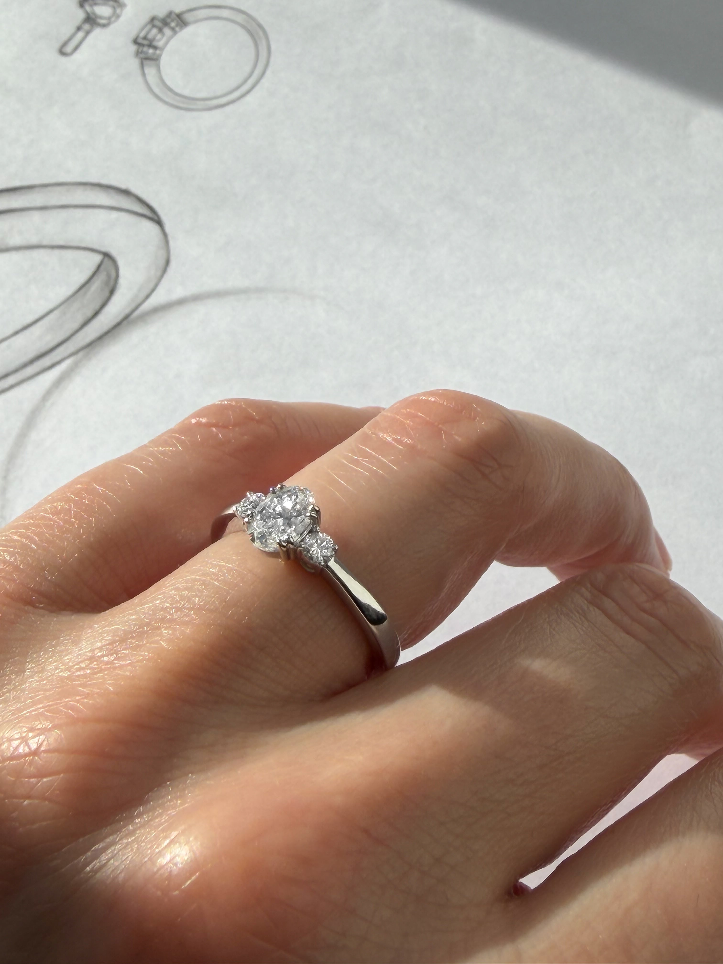 Fancy Love 3-stensring med 0,50 ct. oval diamant