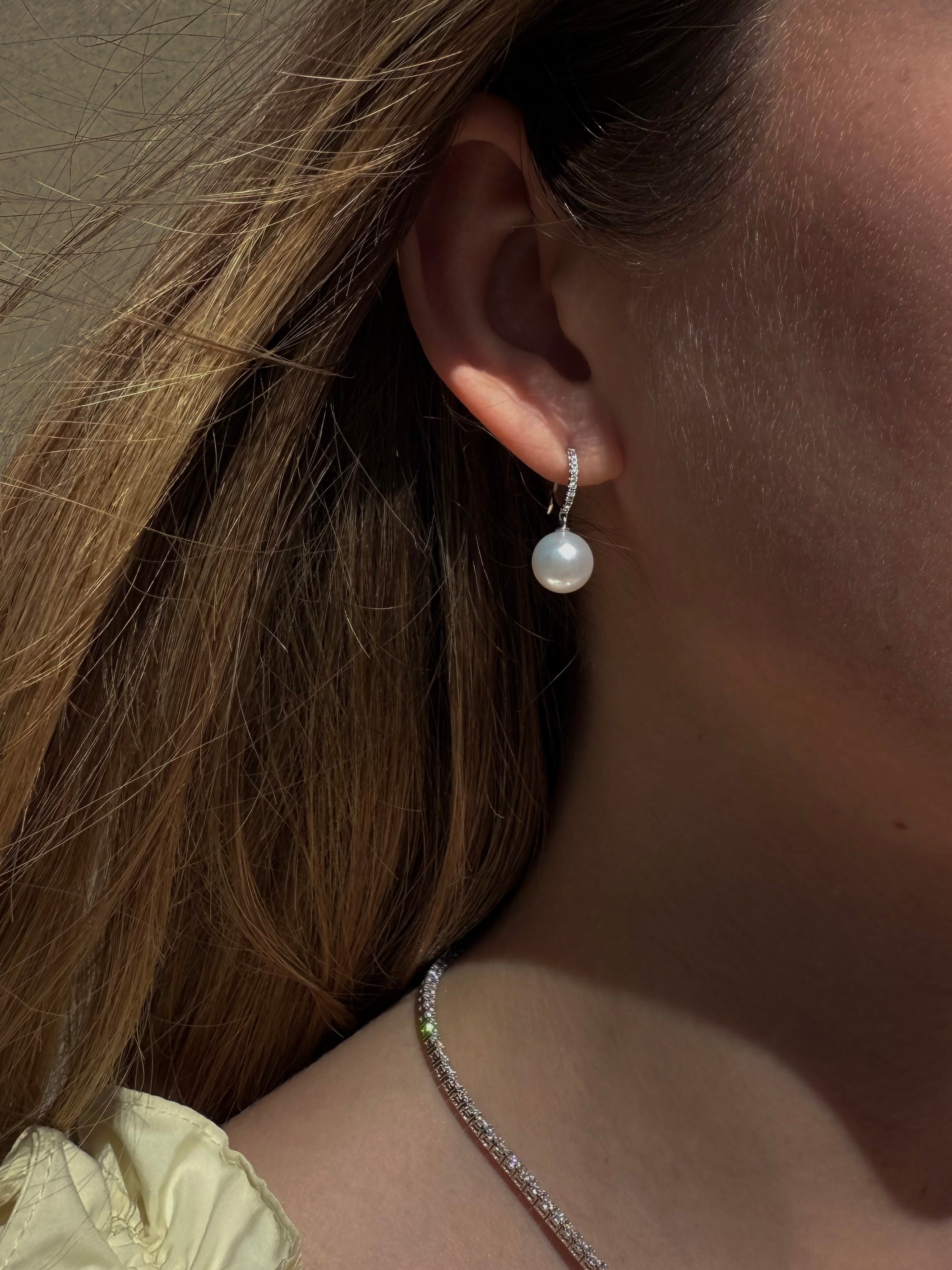 Diamantcreoler med South Sea kulturperler og i alt 0,09 ct. brillanter