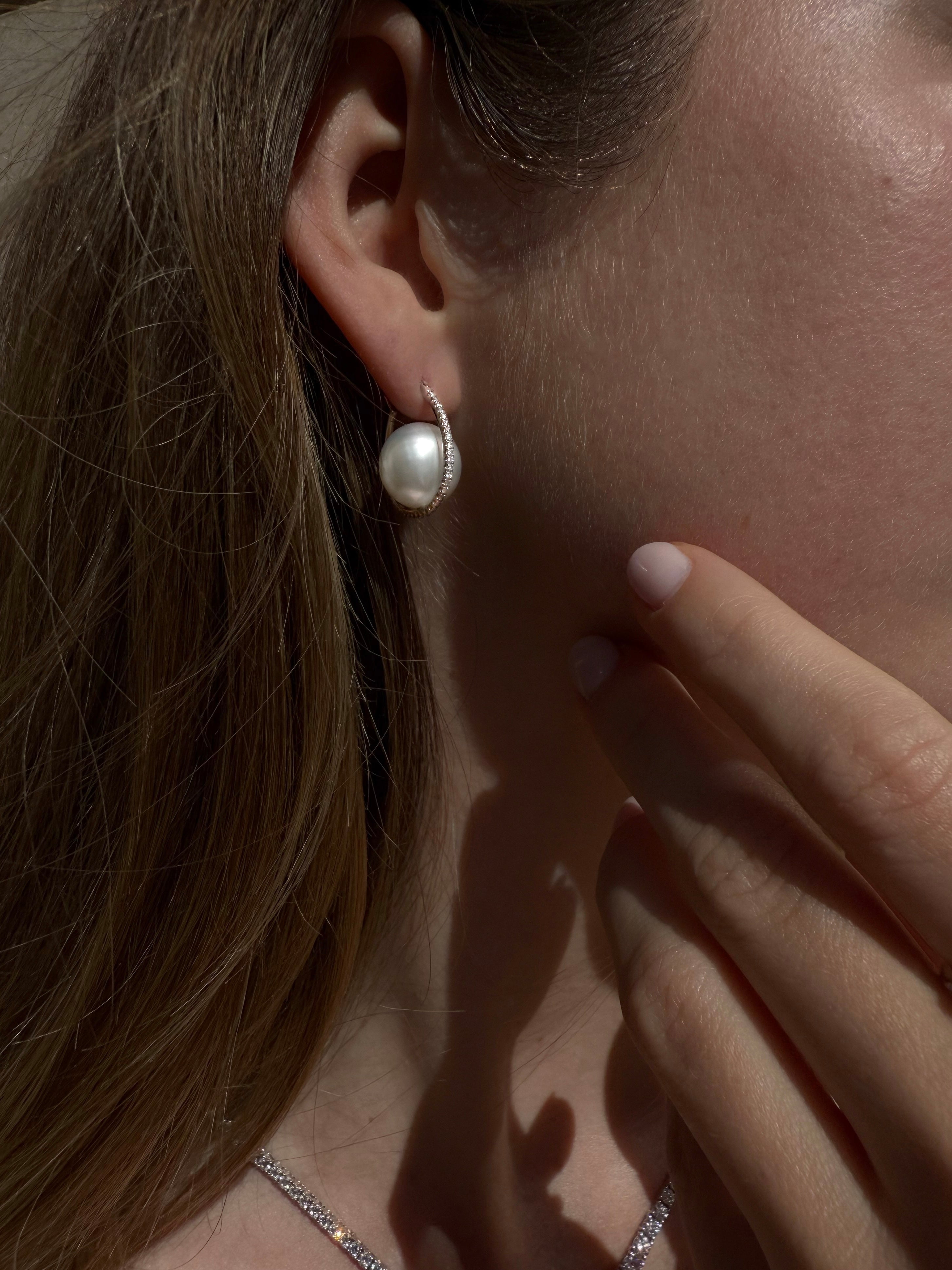 Creoler med South Sea kulturperler og i alt 0,28 ct. brillanter