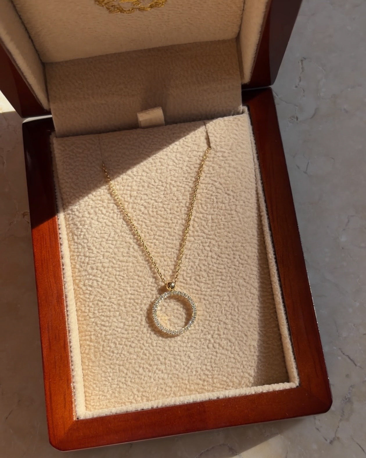 Cirkelvedhæng i 18 kt. gulguld med 0,16 ct. brillanter