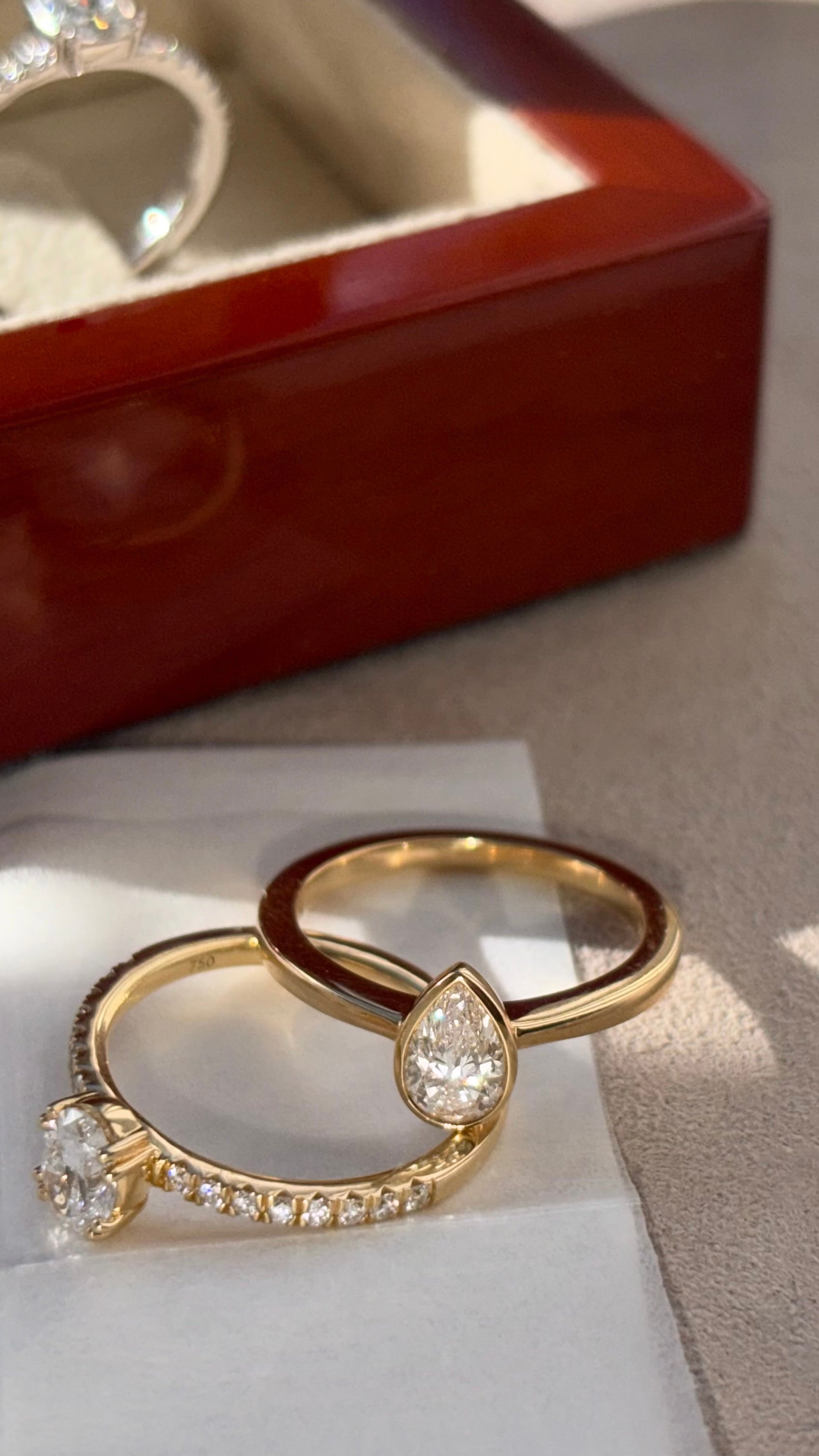 Fancy Love solitairering med 0,30 ct. dråbesleben diamant