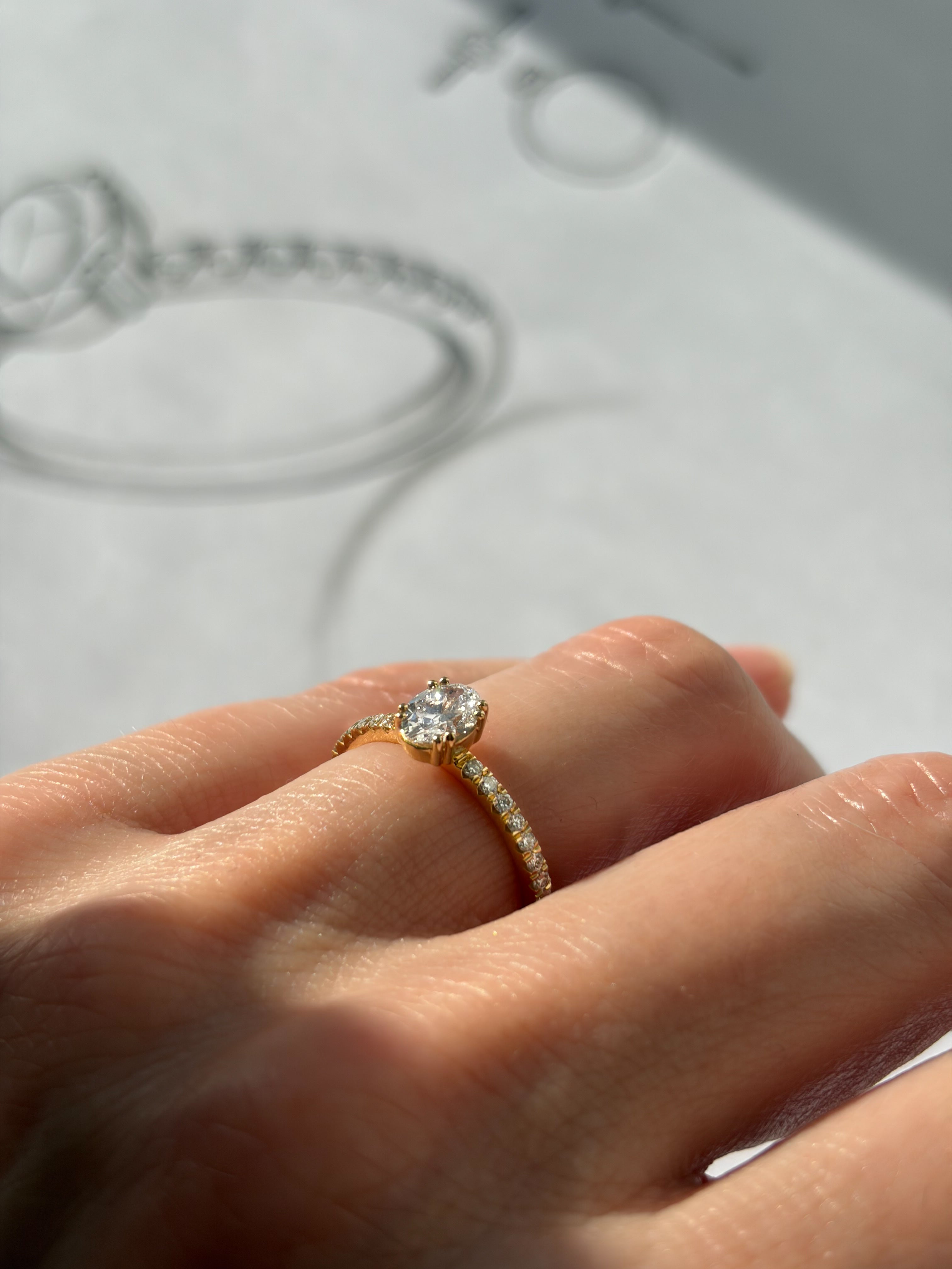 Fancy Love solitairering med 0,30 ct. oval diamant