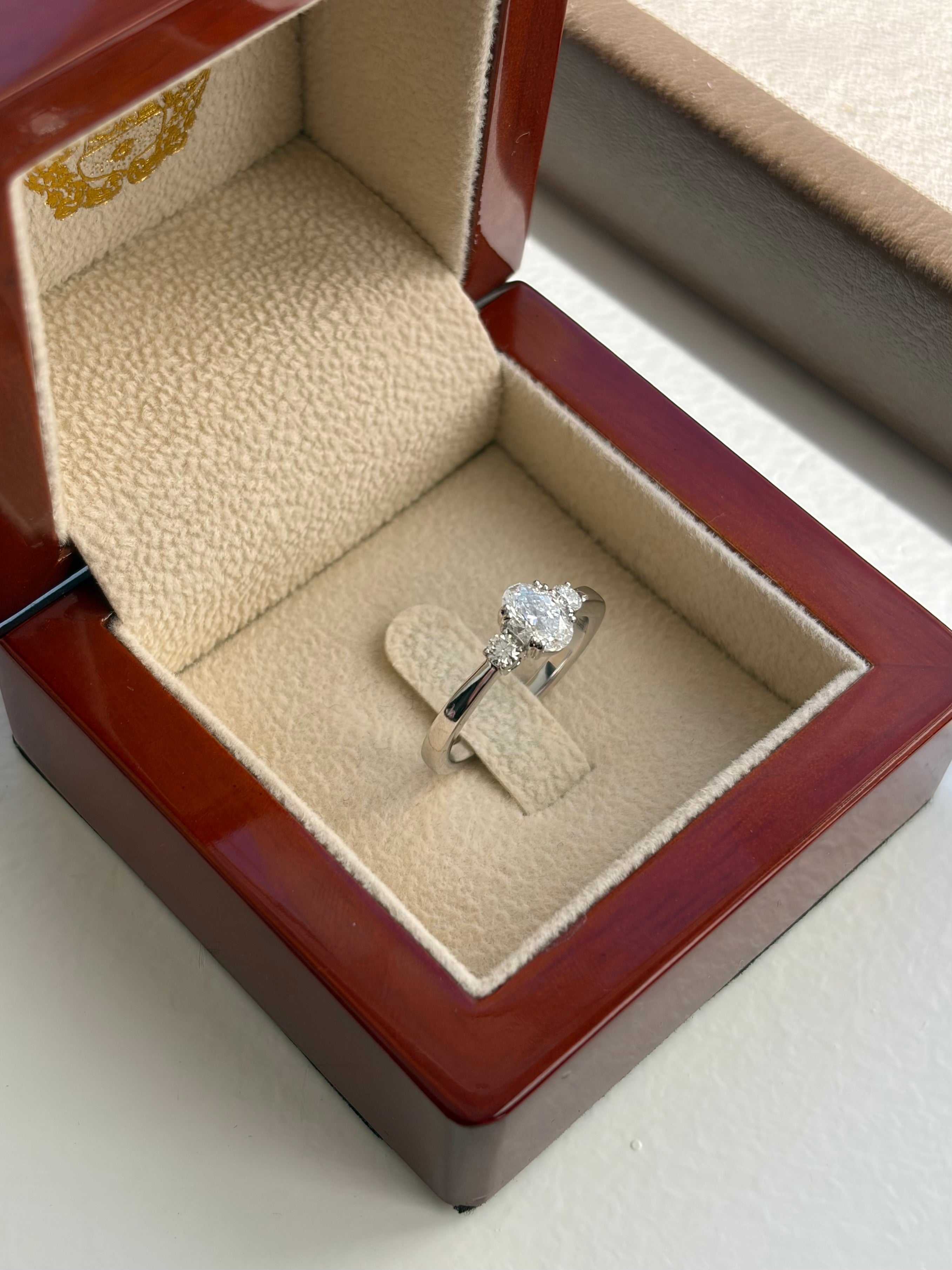 Fancy Love 3-stensring med 0,50 ct. oval diamant
