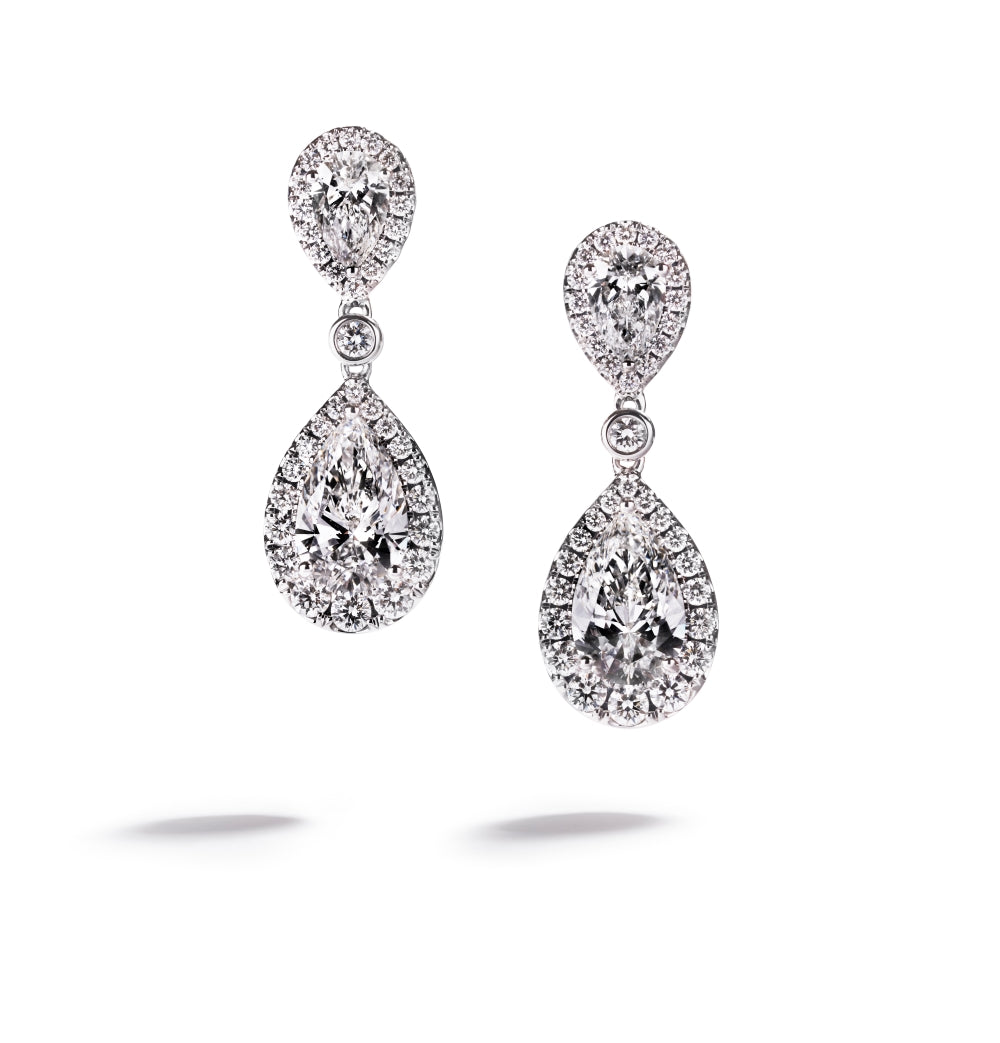 Diamantørehængere med i alt 2,63 ct. dråbeslebne diamanter