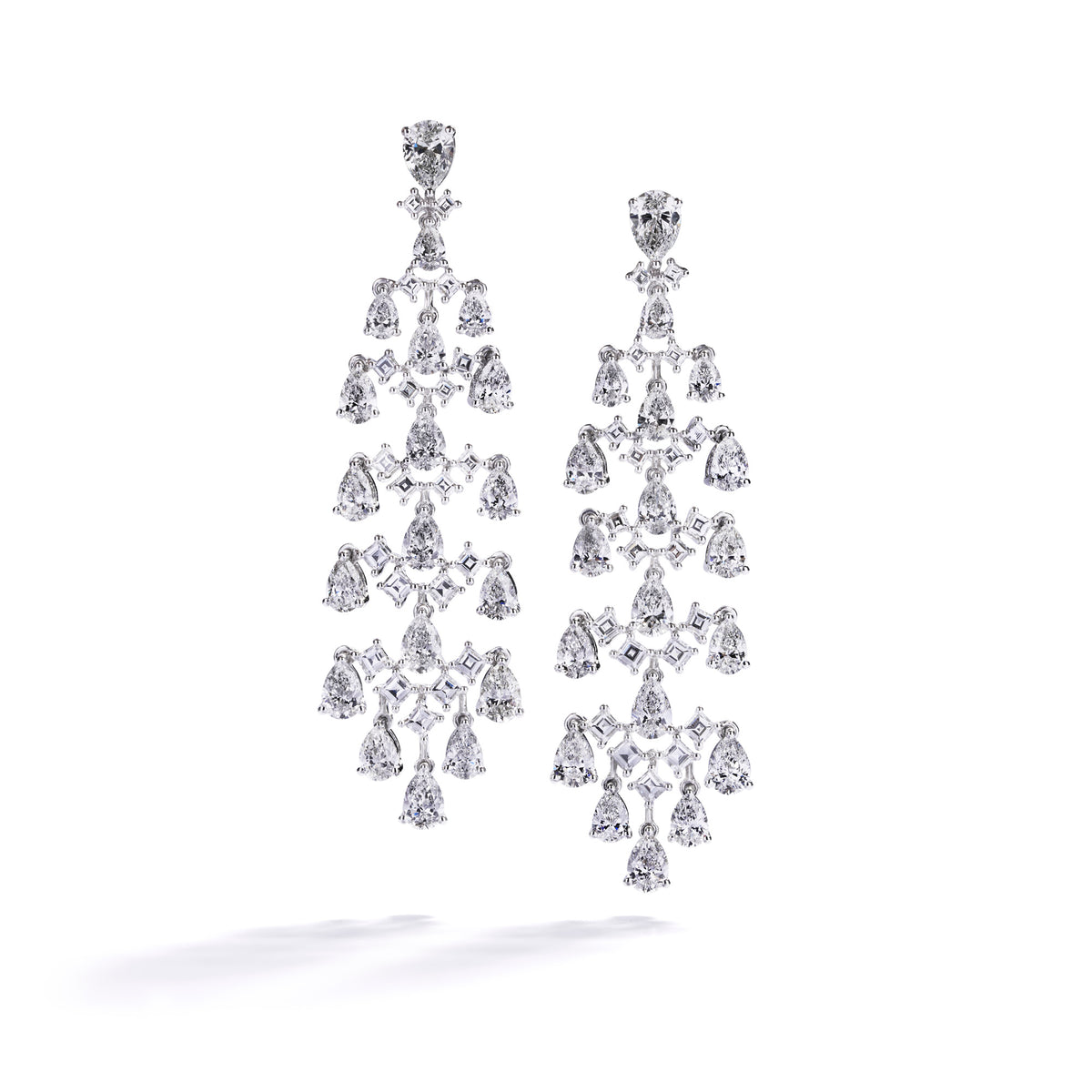 Ørehængere med 9,80 ct. dråbeslebne diamanter