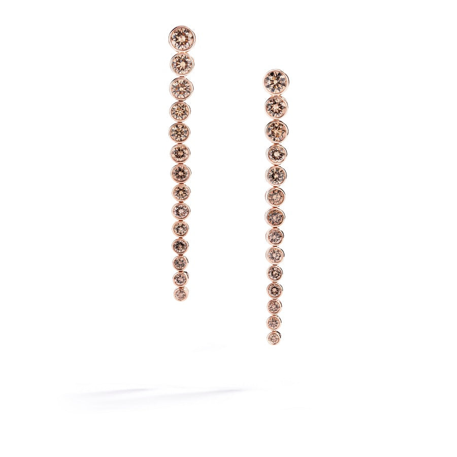 Diamant chandeliers i 18 kt. rosaguld prydet med
28&nbsp;champagne C5/VS1 diamanter, i alt 2,63 ct.


Fås også i 18 kt. hvidguld med hvide brillanter.
