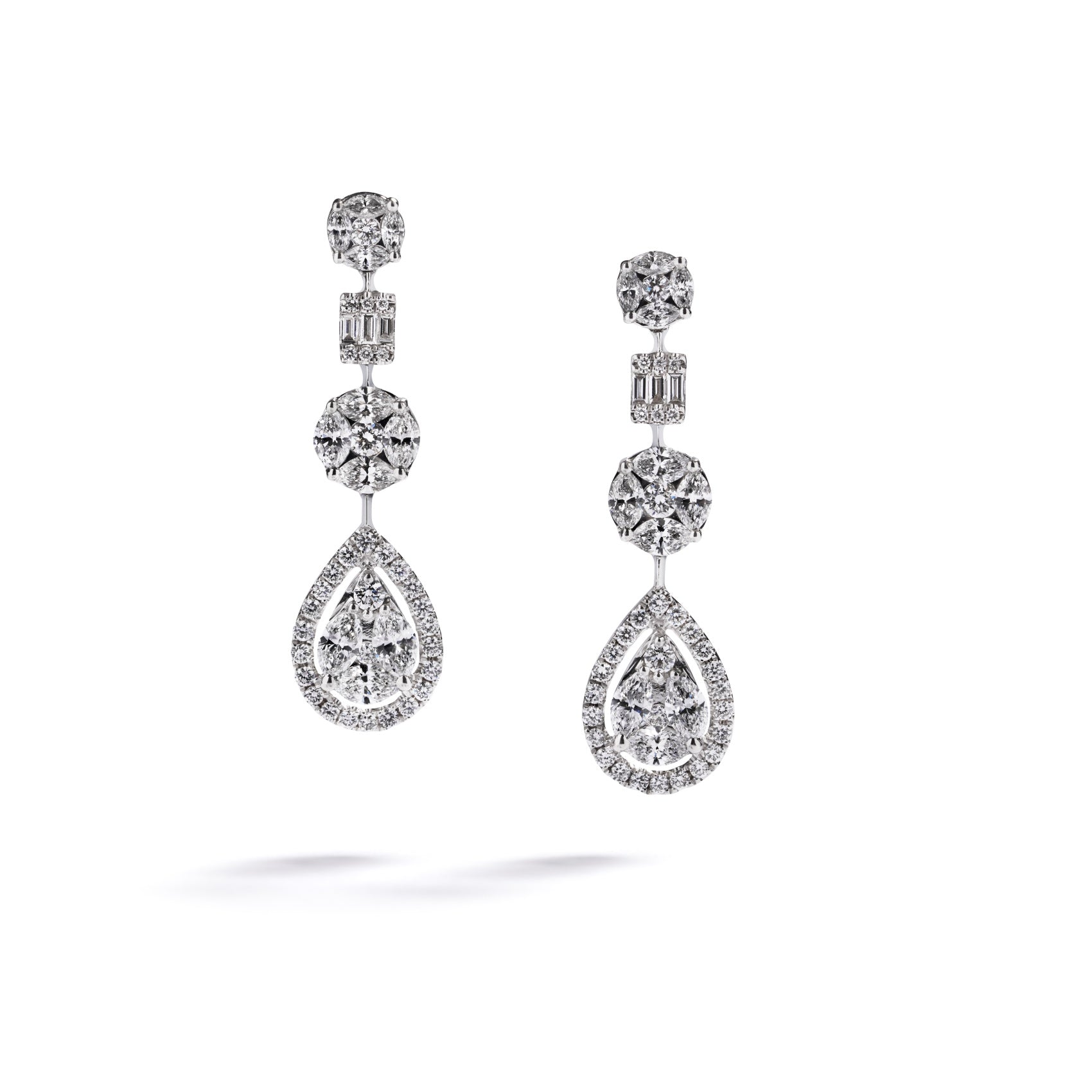 Fancy Cut diamantørehængere i 18 kt. hvidguld prydet med 64 Top Wesselton/VVS-VS brillanter, i alt 0,74 ct., 22 marquiseslebne Top Wesselton/VVS-VS diamanter, i alt 2,05 ct. samt 6 baguetteslebne Top Wesselton/VVS-VS diamanter, i alt 0,15 ct.