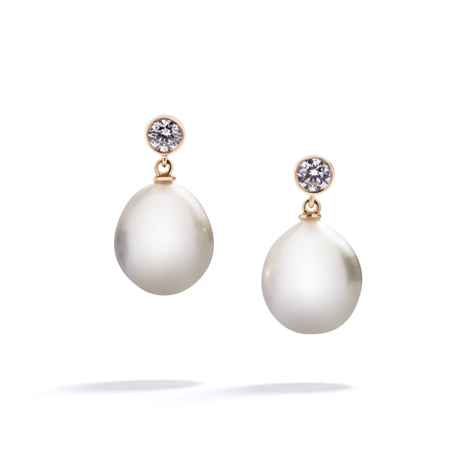 Ørestikker i 18 kt. gulguld prydet med to South Sea kulturperler 9-10 mm og to Top Wesselton/VVS-VS brillanter, i alt 0,30 ct.
