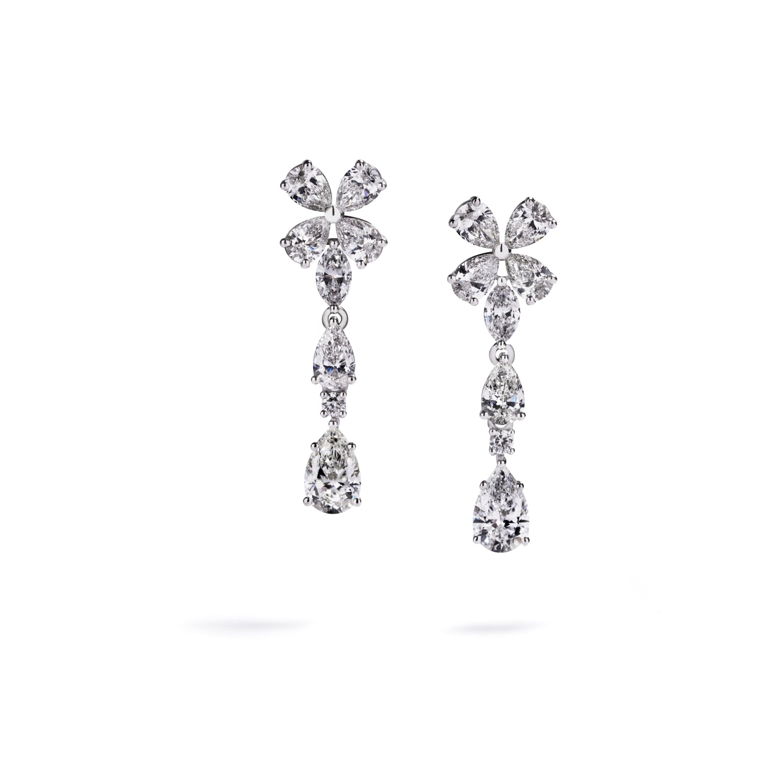 Fancy cut diamantørehængere i 18 kt. hvidguld prydet med 10 dråbeslebne Top Wesselton/VVS-VS diamanter, i alt 1,57 ct, 2 marquiseslebne Top Wesselton/VVS-VS, i alt 0,26 ct. samt 2 Top Wesselton/VVS-VS brillanter, i alt 0,05 ct.