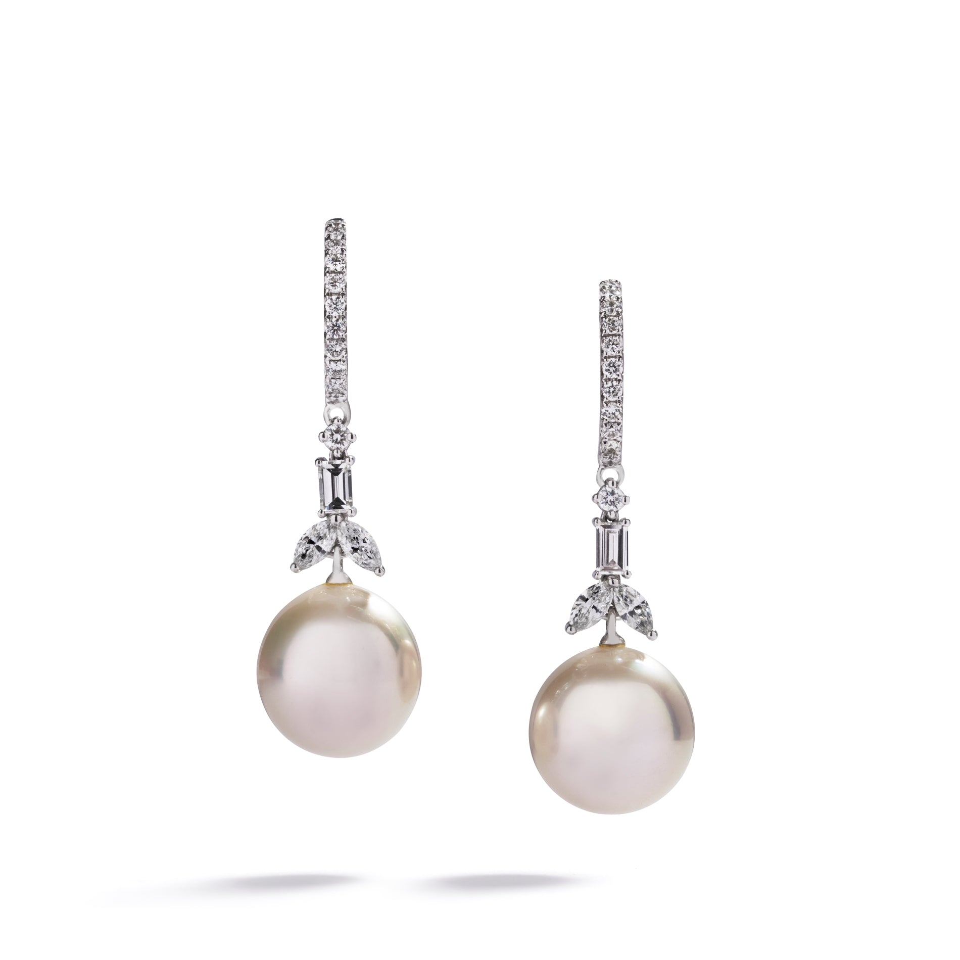 Perle- og diamantørehængere i 18 kt. hvidguld prydet med to South Sea kulturperler 12,5 mm, to baguetteslebne Top Wesselton/VVS-VS diamanter, i alt 0,25 ct. samt 4 marquiseslebne Top Wesselton/VVS-VS diamanter, i alt 0,44 ct.