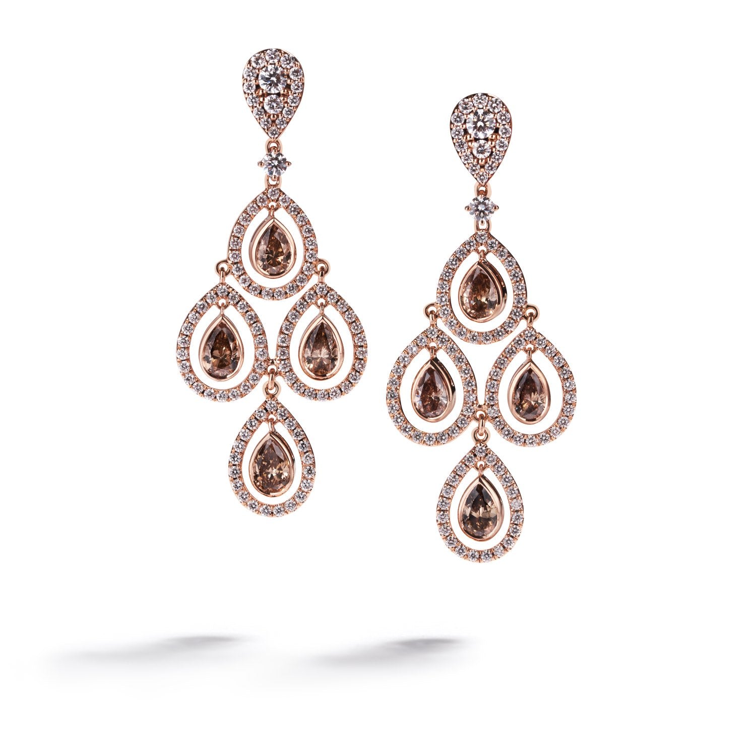 Champagne chandeliers i 18 kt. rosaguld prydet med 8 champagnefarvede C5/VS1 diamanter, i alt 2,00 ct. omkranset af 204 Top Wesselton/VVS-VS brillanter, i alt 1,09 ct. samt to Top Wesselton/VVS-VS brillanter, i alt 0,14 ct.