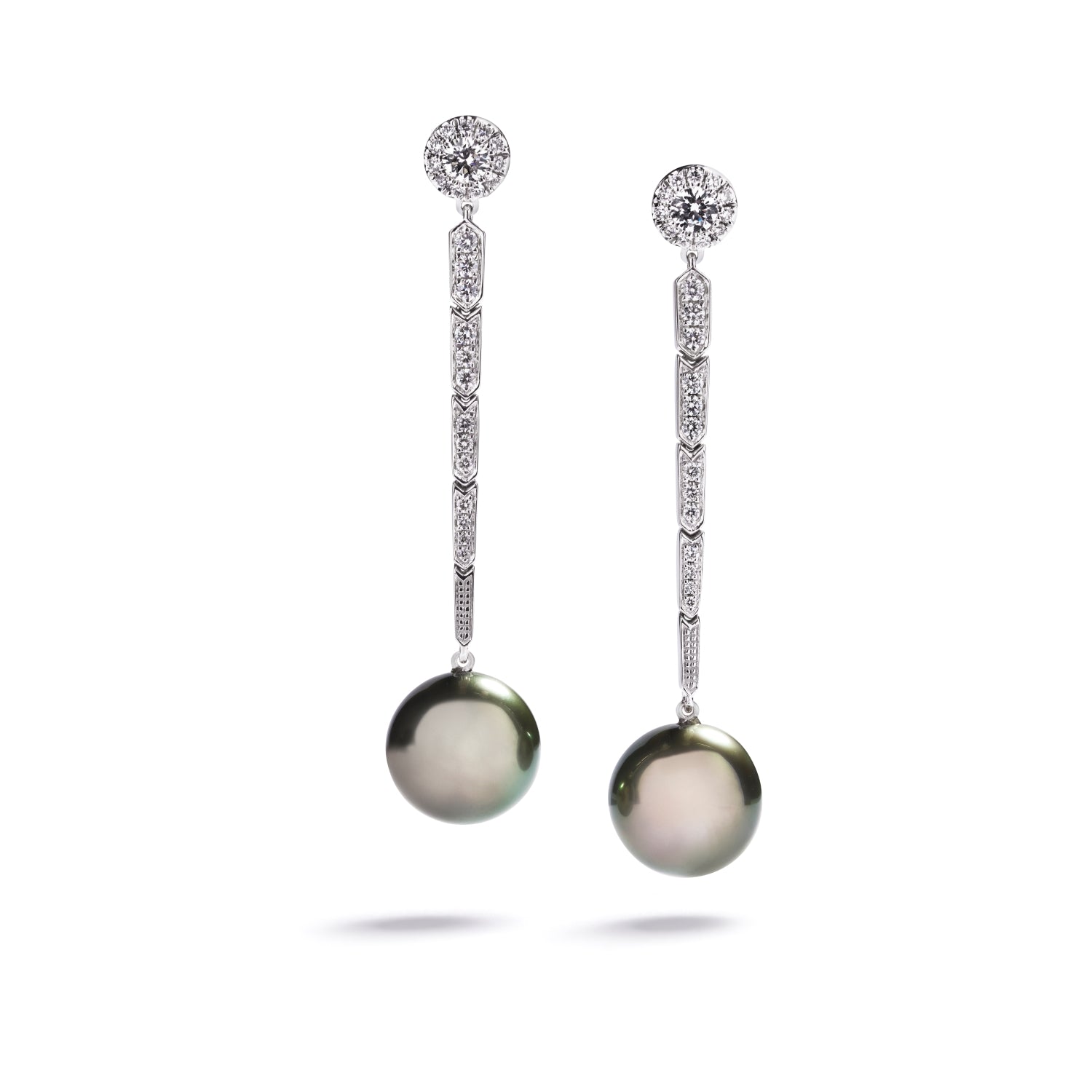 Perle- og diamantørehængere i 18 kt. hvidguld prydet med to Tahiti kulturperler 10 mm, 48 Top Wesselton/VVS-VS brillanter, i alt 0,34 ct. samt 2 Top Wesselton/VVS-VS brillanter, i alt 0,22 ct.