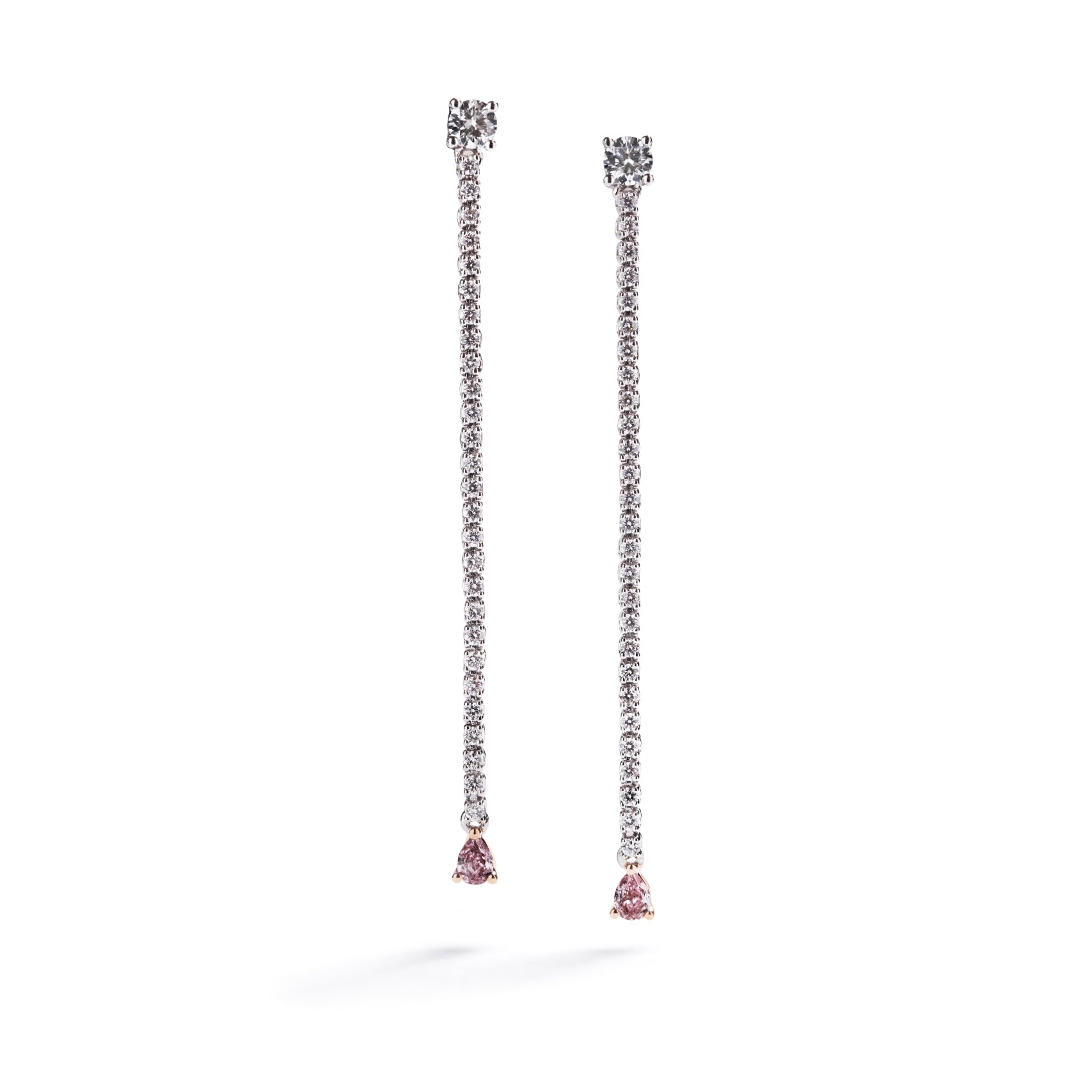  Argyle Pink diamantørehængere i 18 kt. hvidguld 
prydet med to dråbeslebne Natural Fancy Pink/SI 
diamanter, i alt 0,156 ct., to Top Wesselton/VVS-VS brillanter, i alt 0,25 ct. samt 54 Top Wesselton/
VVS-VS brillanter, i alt 0,41 ct. 