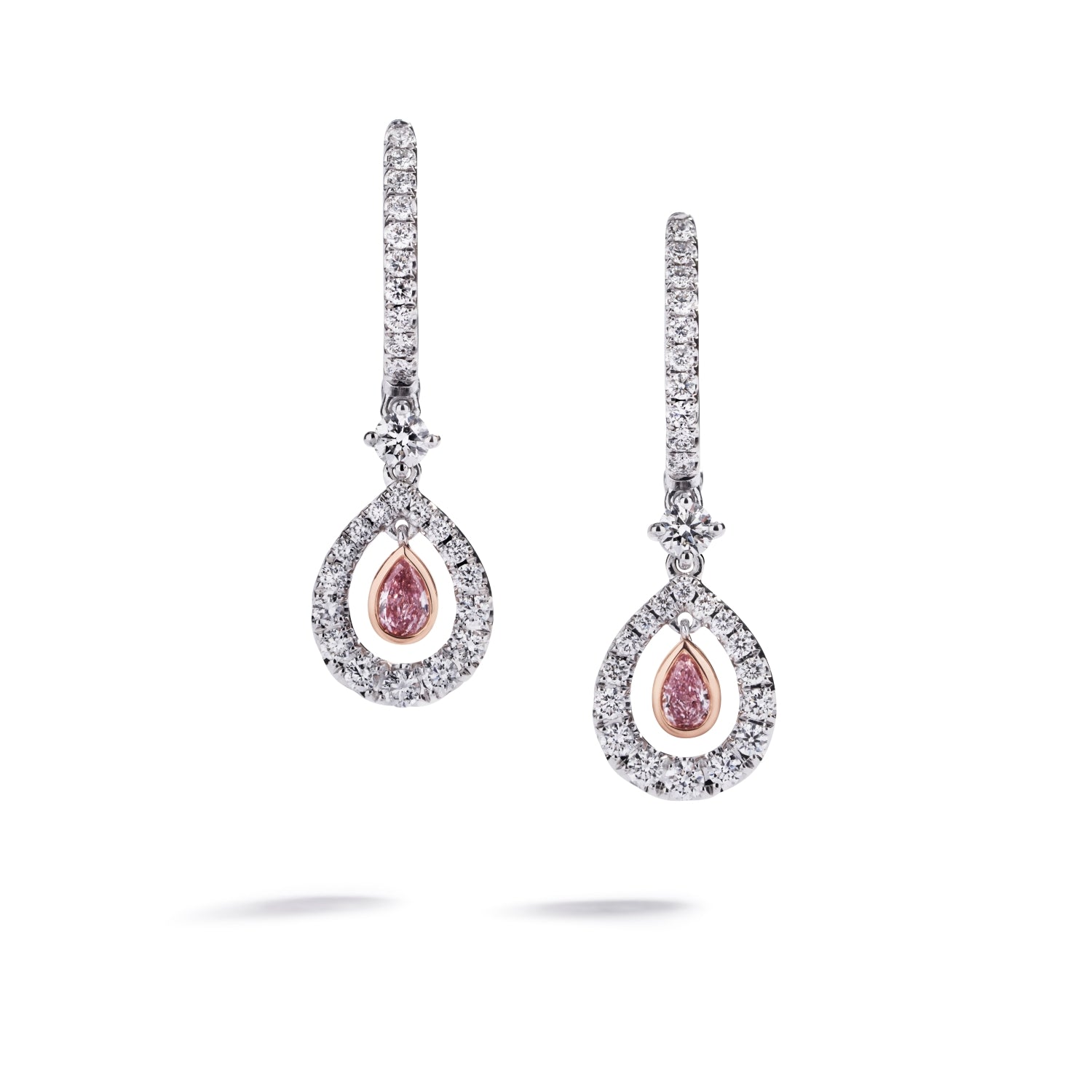 Diamantørehængere i 18 kt. hvidguld og 18 kt. rosaguld prydet med to dråbeslebne Natural Fancy Pink/SI-P diamanter, i alt 0,11 ct. omkranset af 54Top Wesselton/VVS-VS brillanter, i alt 0,46 ct.