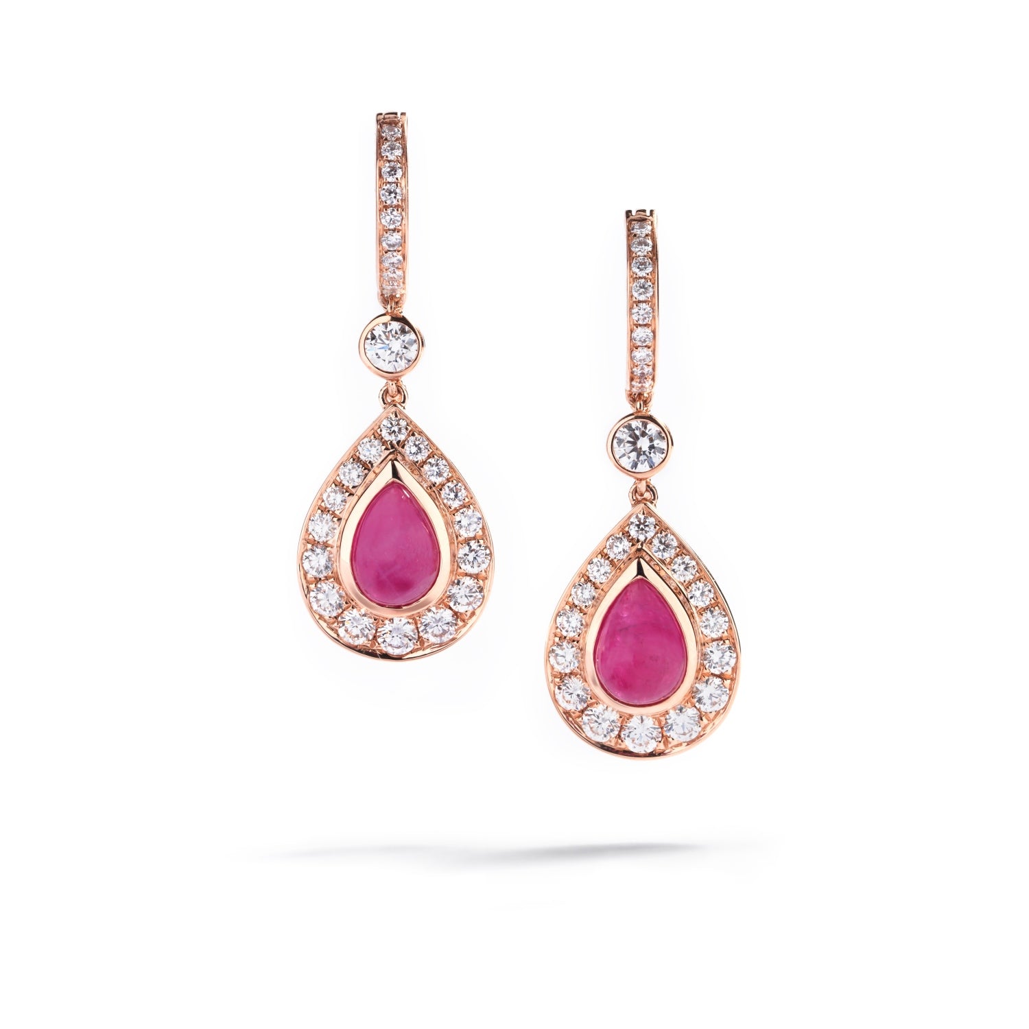 Ørehænger i 18 kt. rosaguld prydet med to cabochonslebne "hot pink" Grønlandske Safirer, i alt 2,21 ct. omkranset af 54 Top Wesselton/VVS-VS brillanter, i alt 1,02 ct.                                                                            Grønlandske Safirer er varmebehandlede.
