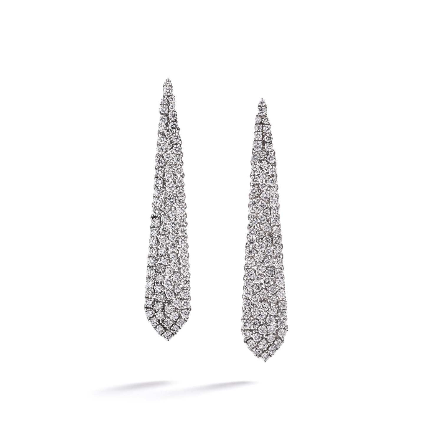  Diamant chandeliers i 18 kt. hvidguld prydet med 
172 Top Wesselton/VVS-VS brillanter, i alt 7,31 ct. 
